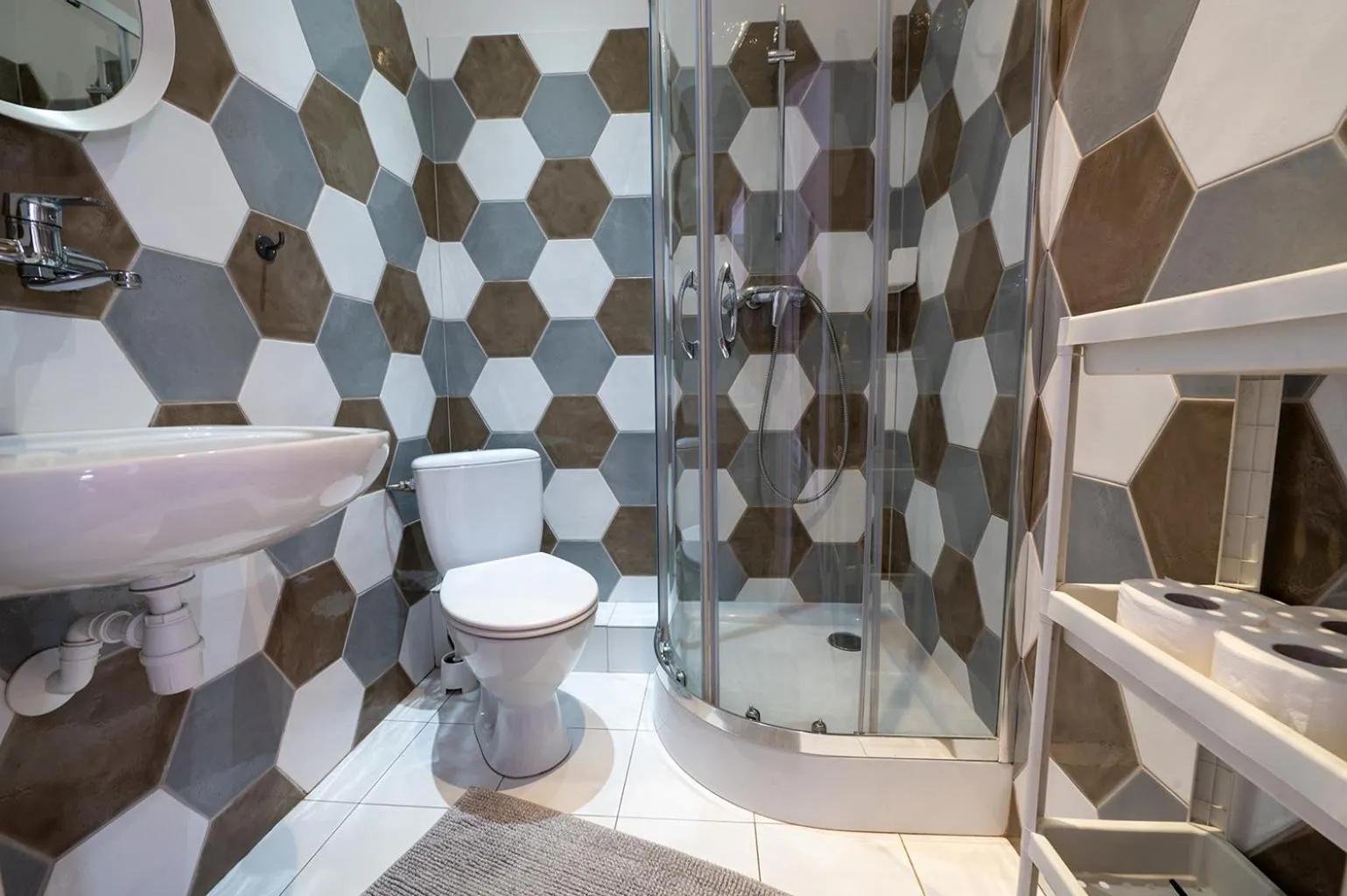 Bathroom in Trzy Kafki Private Rooms