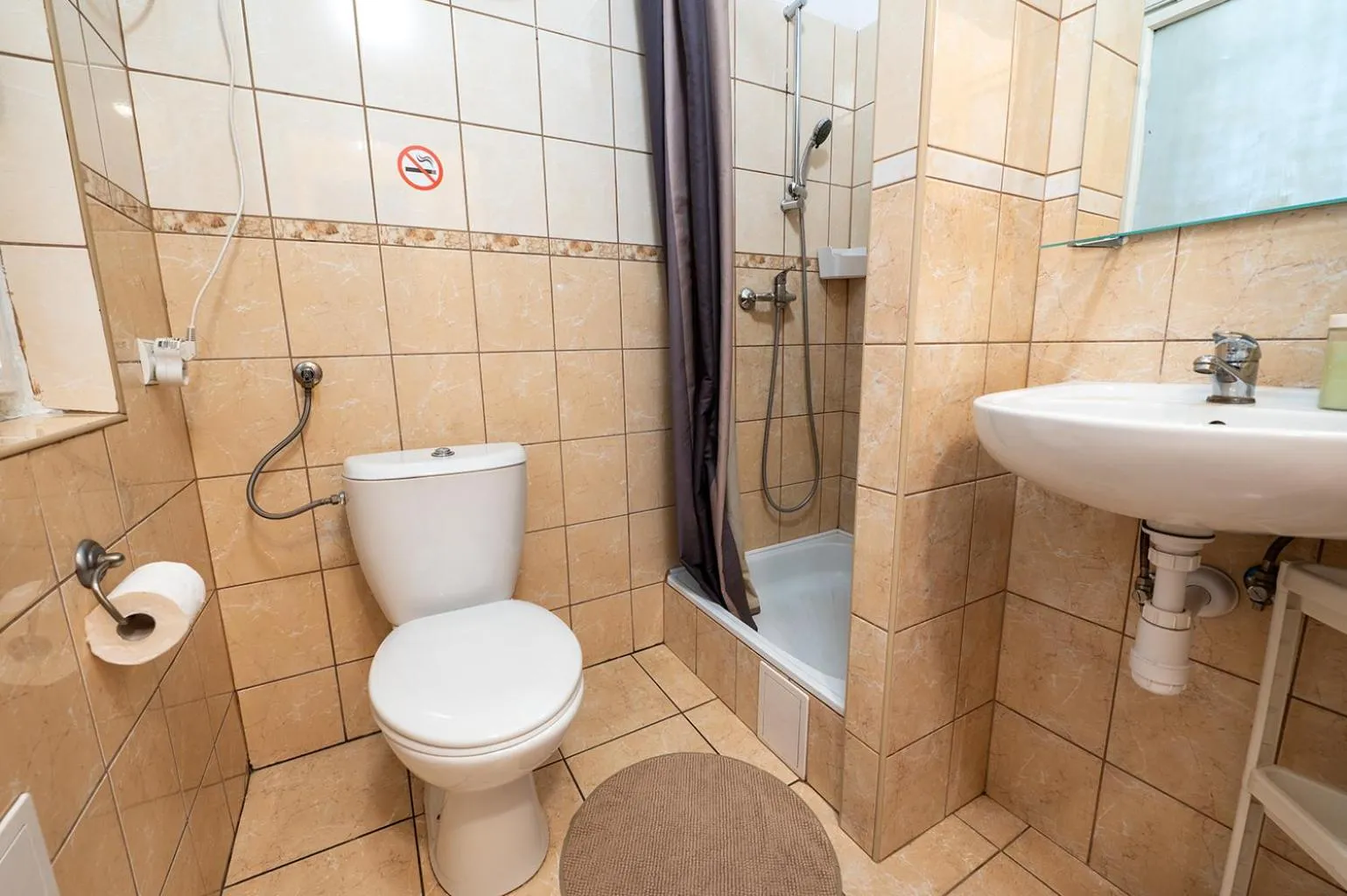 Bathroom in Trzy Kafki Private Rooms