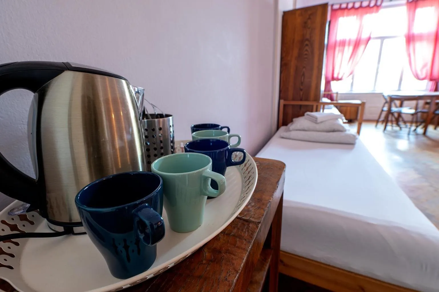 Coffee/tea facilities, Bed in Trzy Kafki Private Rooms