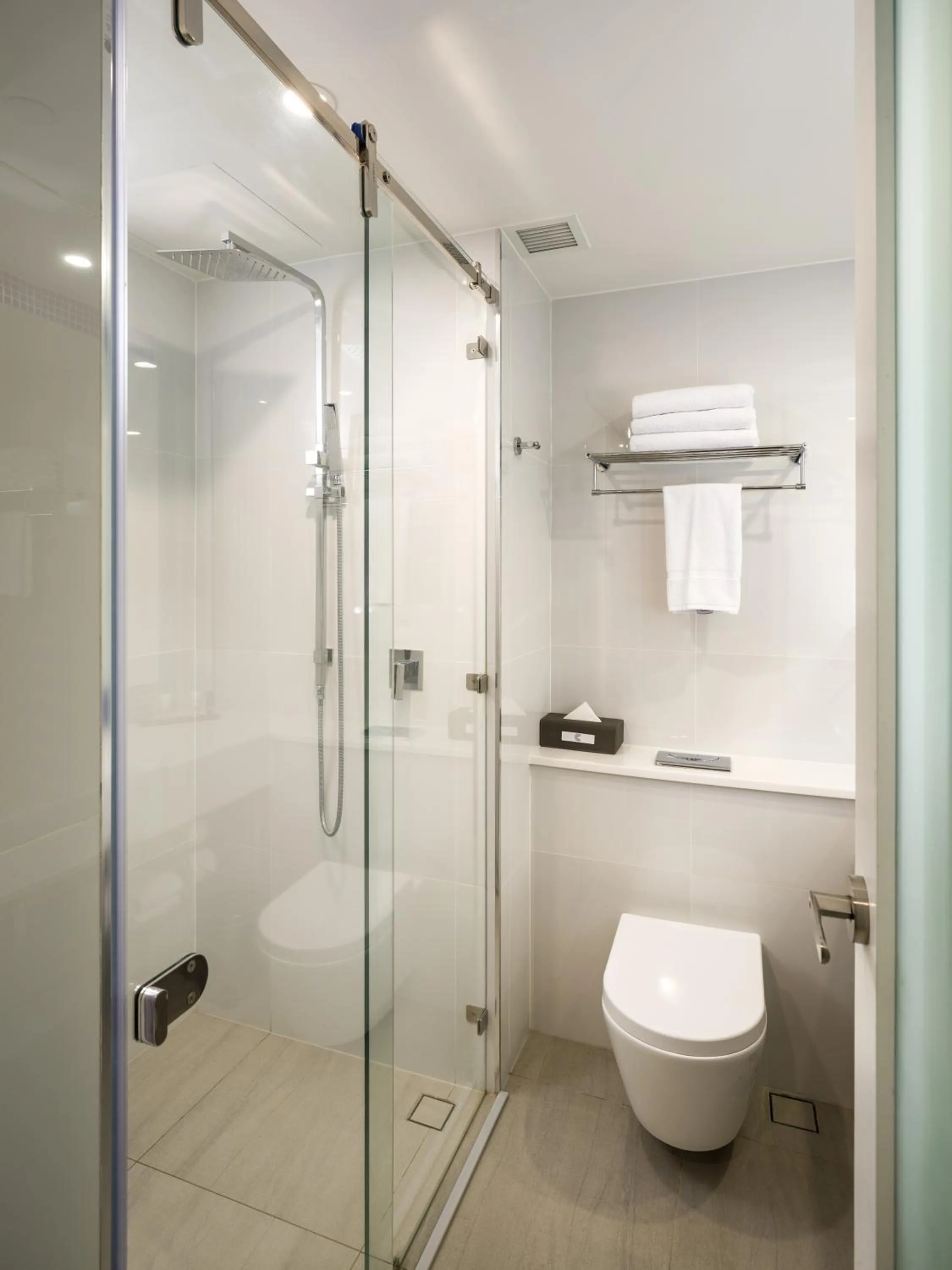 Bathroom in Carnmore Hotel Christchurch