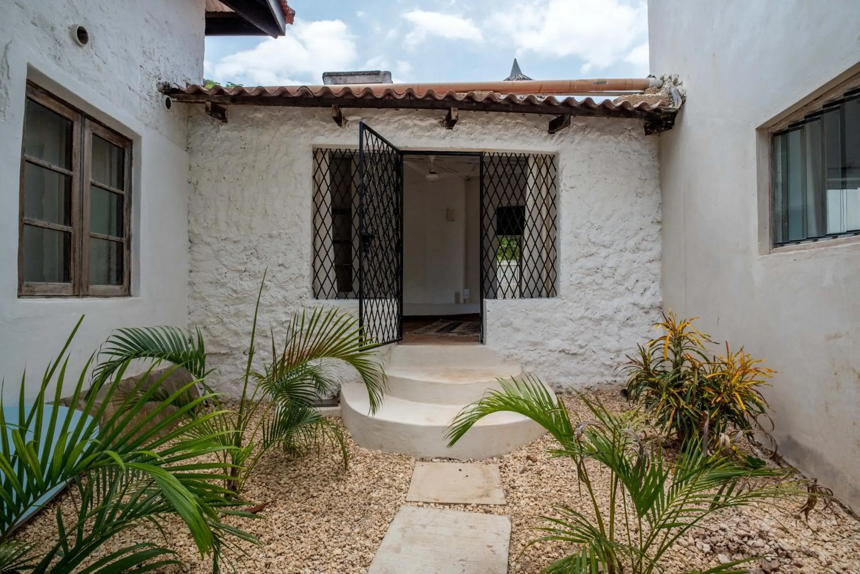Economy Family Room with Seaview and A/C in Flamboyant Diani Beach Economy Family Room with Seaview and A/C in Flamboyant Diani Beach