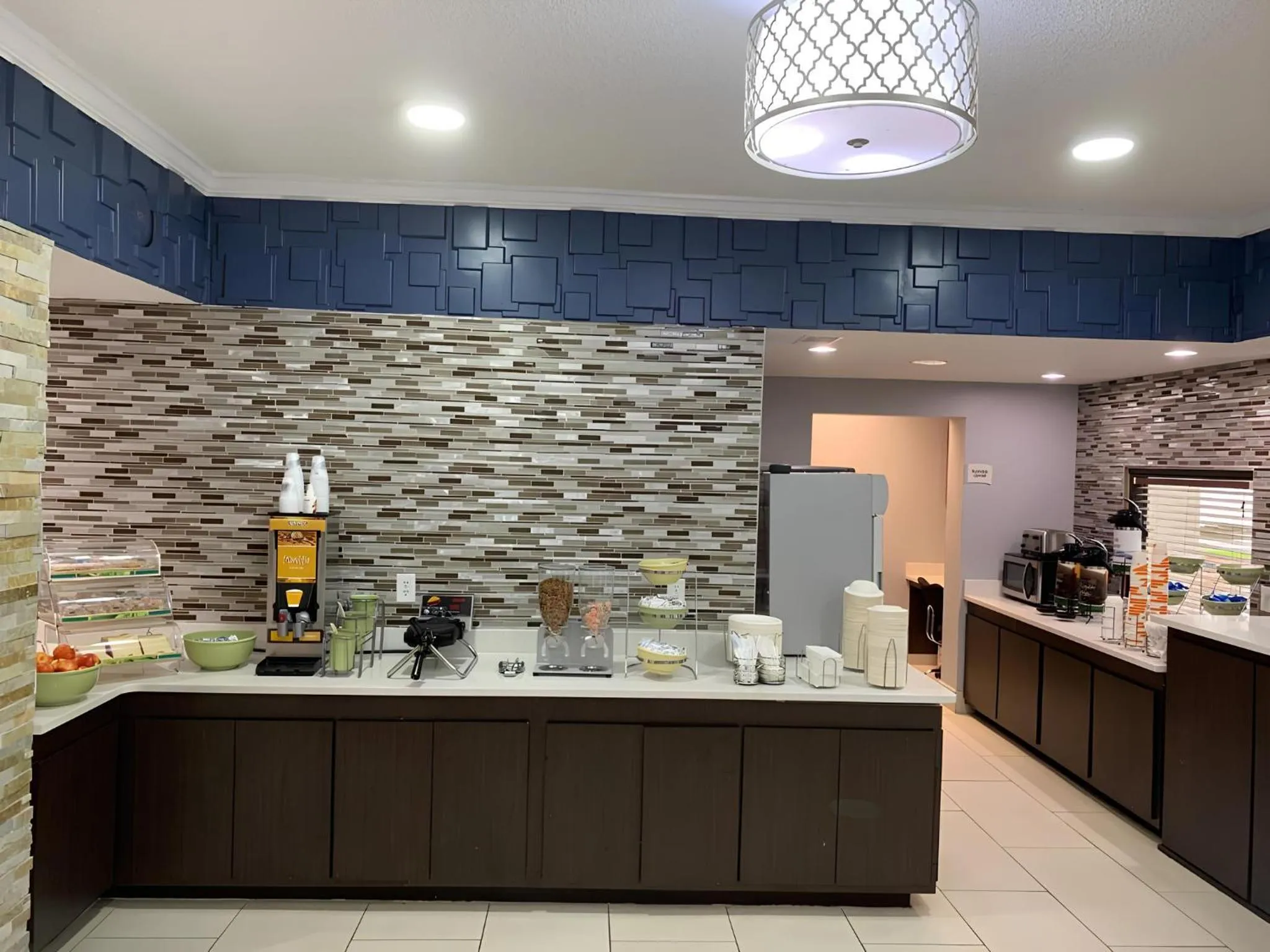 Restaurant/places to eat in Quality Inn Albany