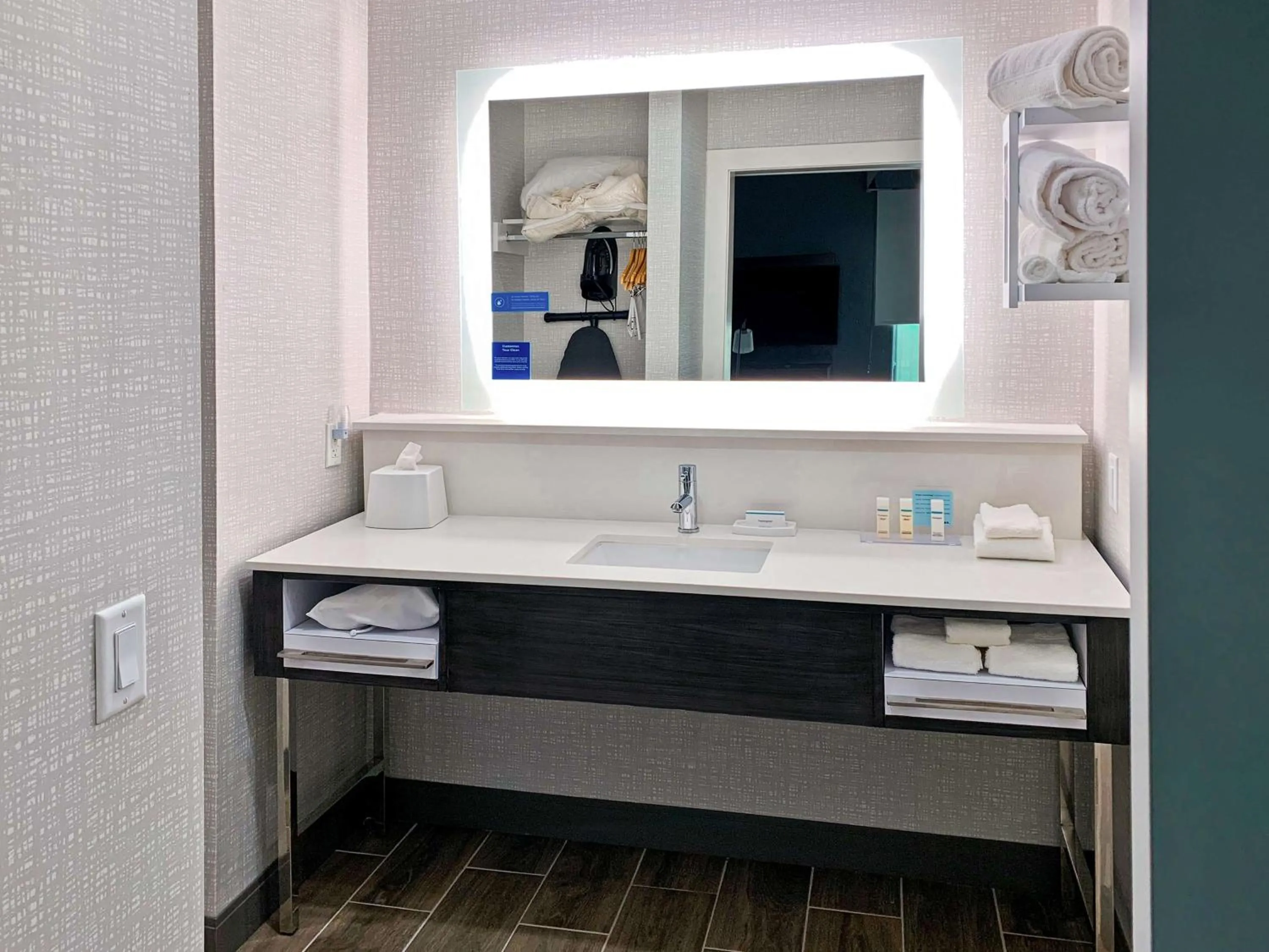 Bathroom in Hampton Inn & Suites Houston East Beltway 8, Tx