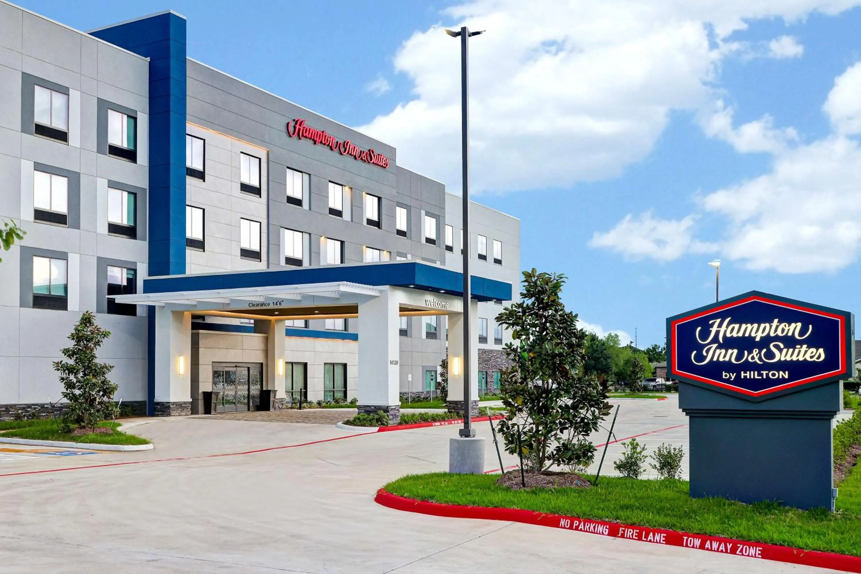 Property building in Hampton Inn & Suites Houston East Beltway 8, Tx