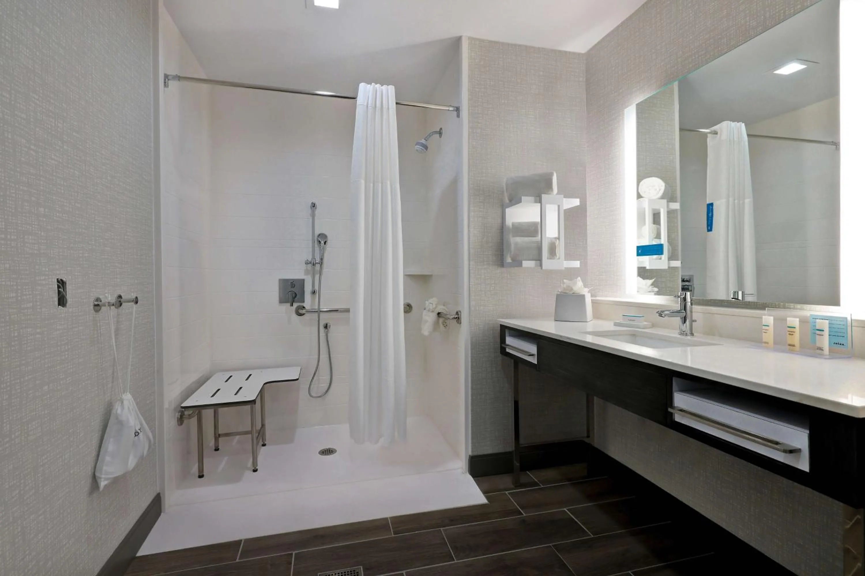 Bathroom in Hampton Inn & Suites Houston East Beltway 8, Tx