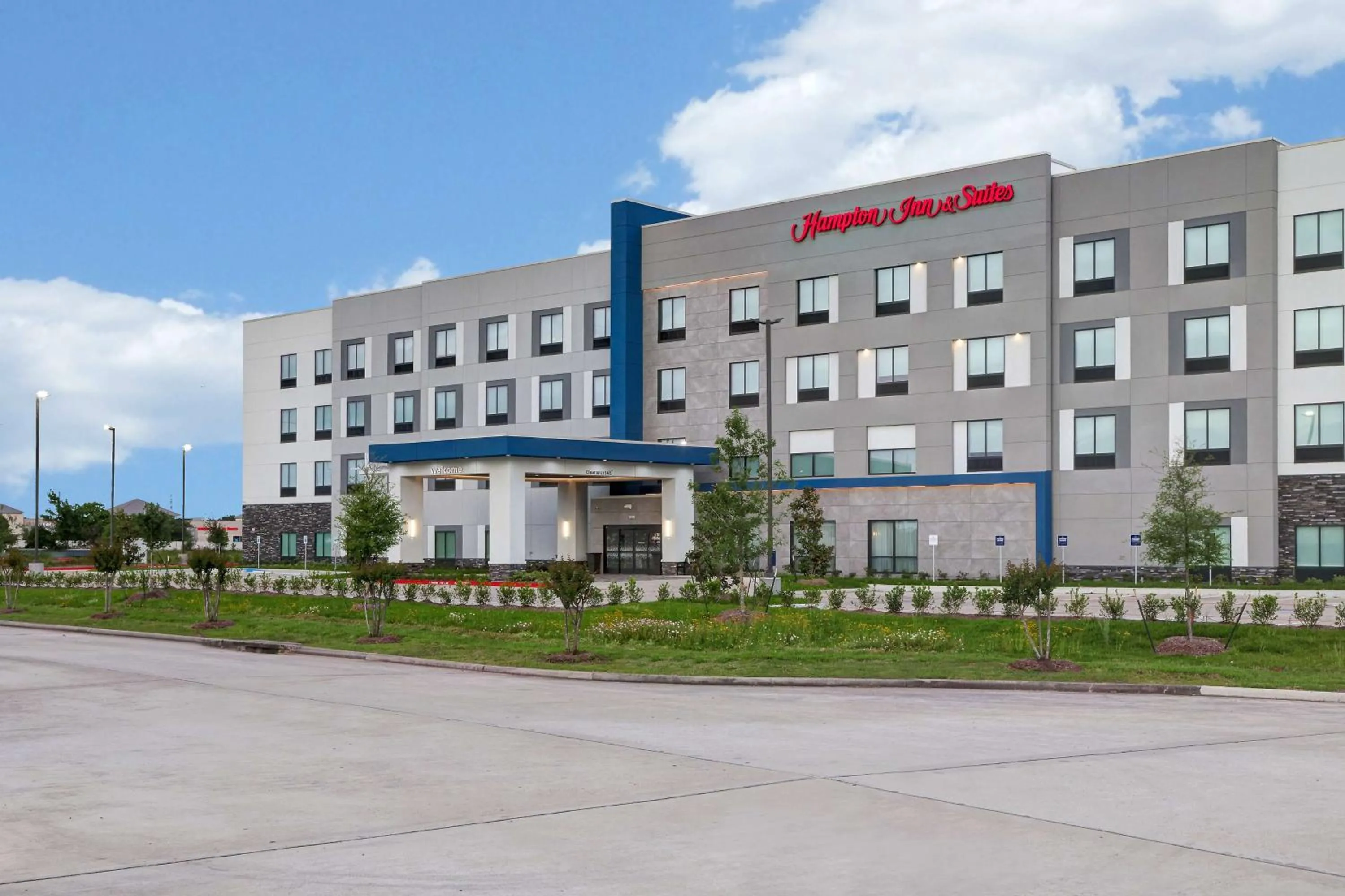 Property building in Hampton Inn & Suites Houston East Beltway 8, Tx