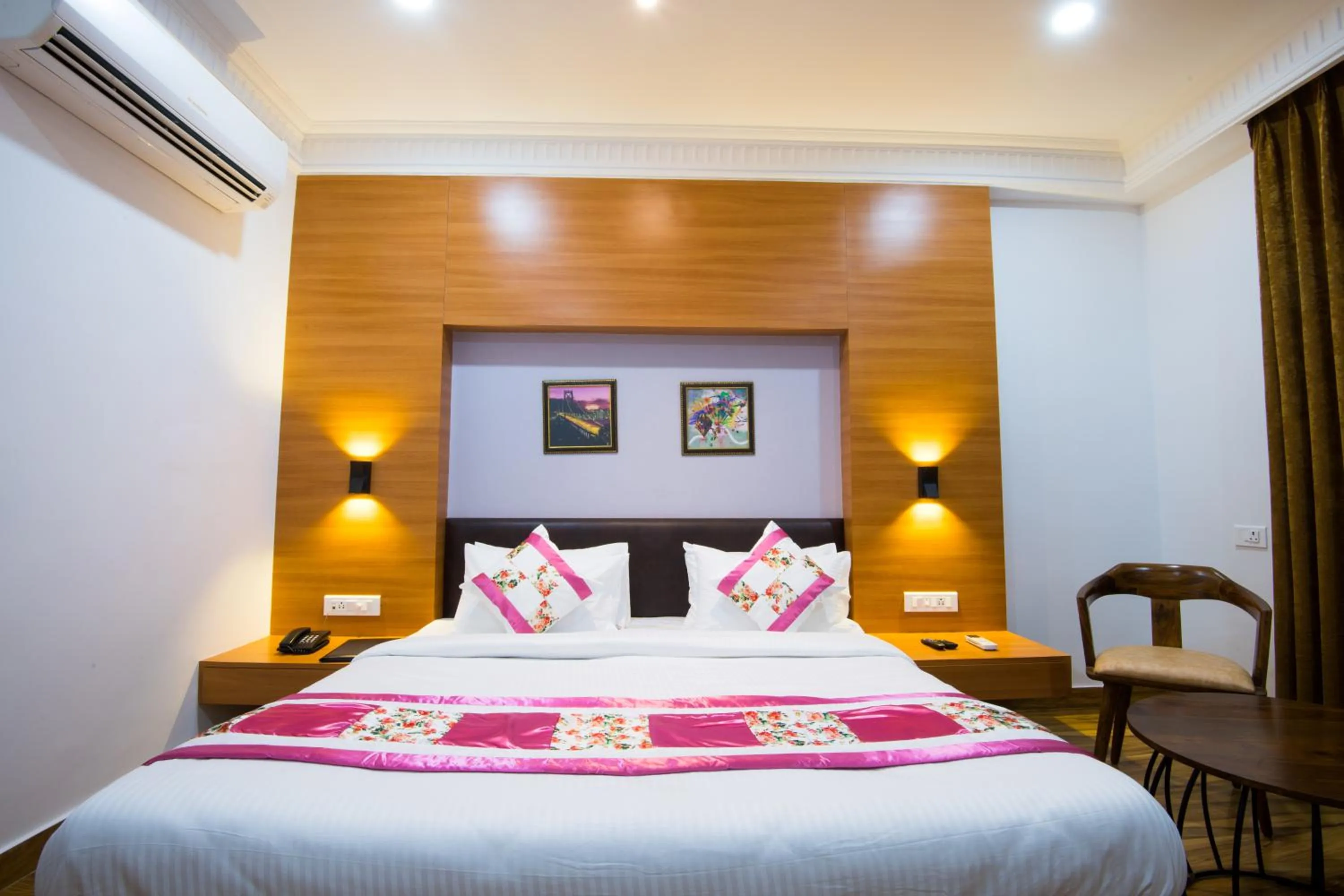 Bedroom, Bed in Hotel Sheetal