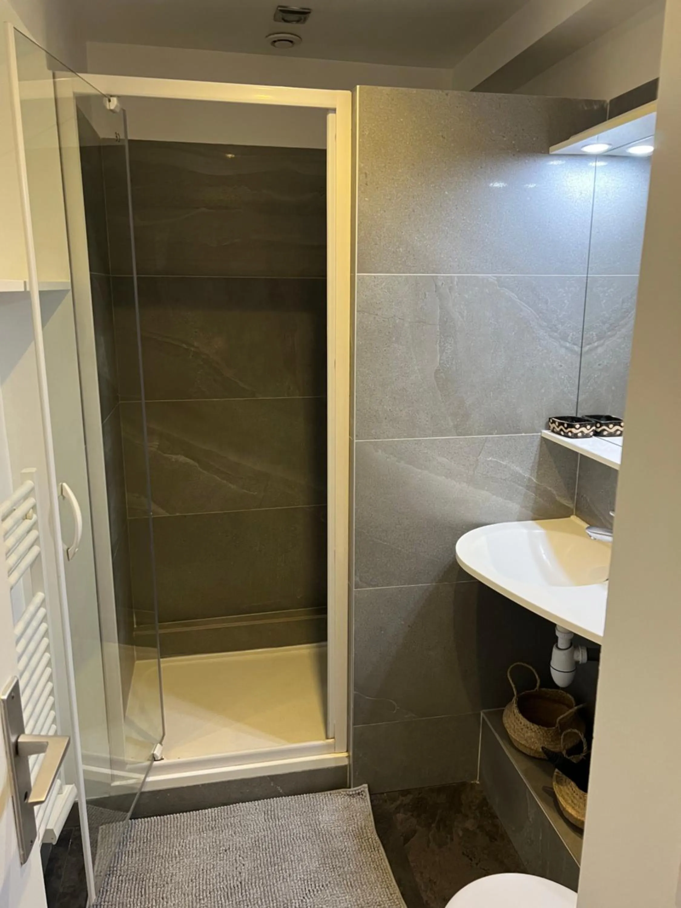 Shower in NOTRE DAME - STYLISH APARTMENT