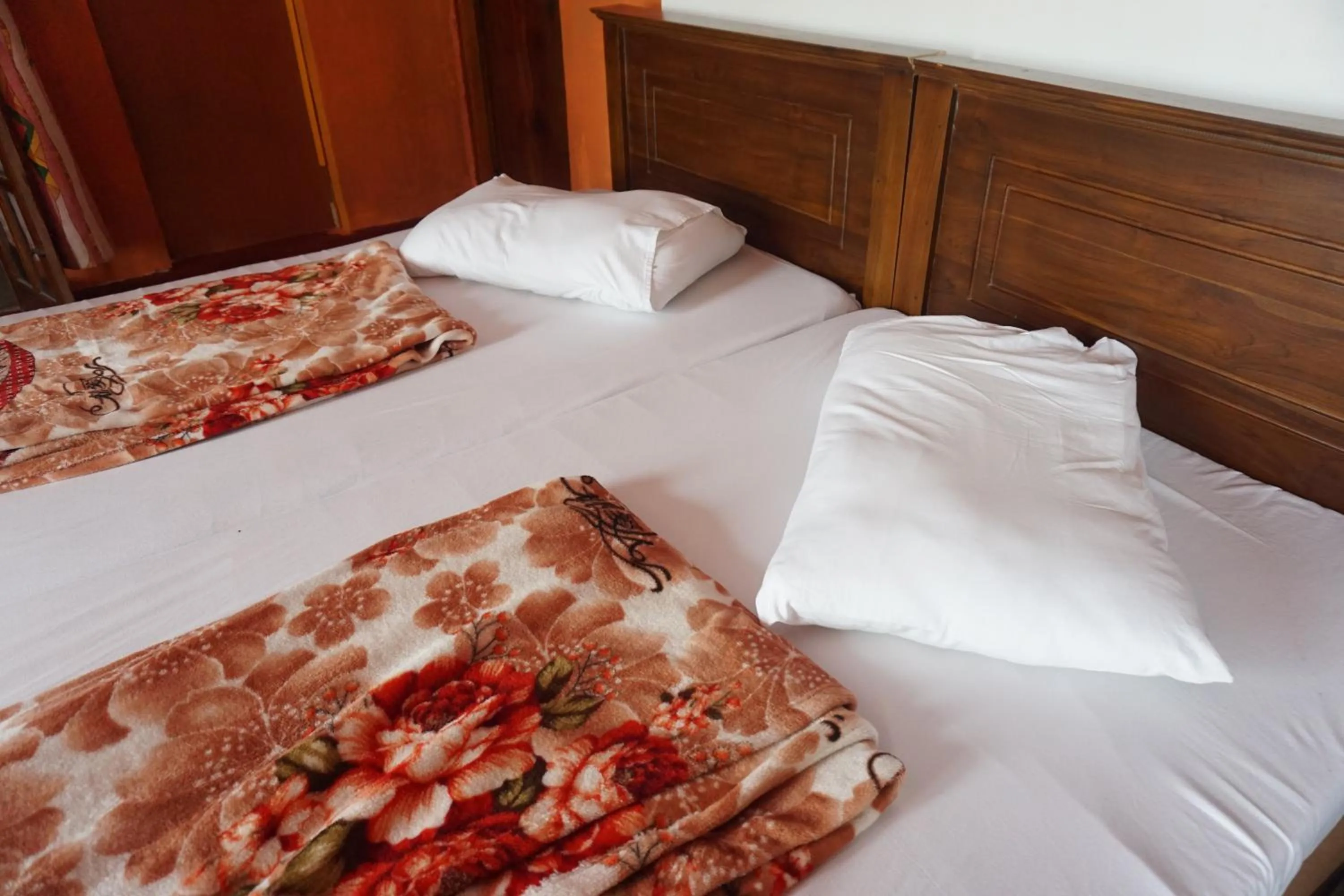 Bed in 8-Bed Mixed Dormitory Room in The Mist Holiday Bungalow