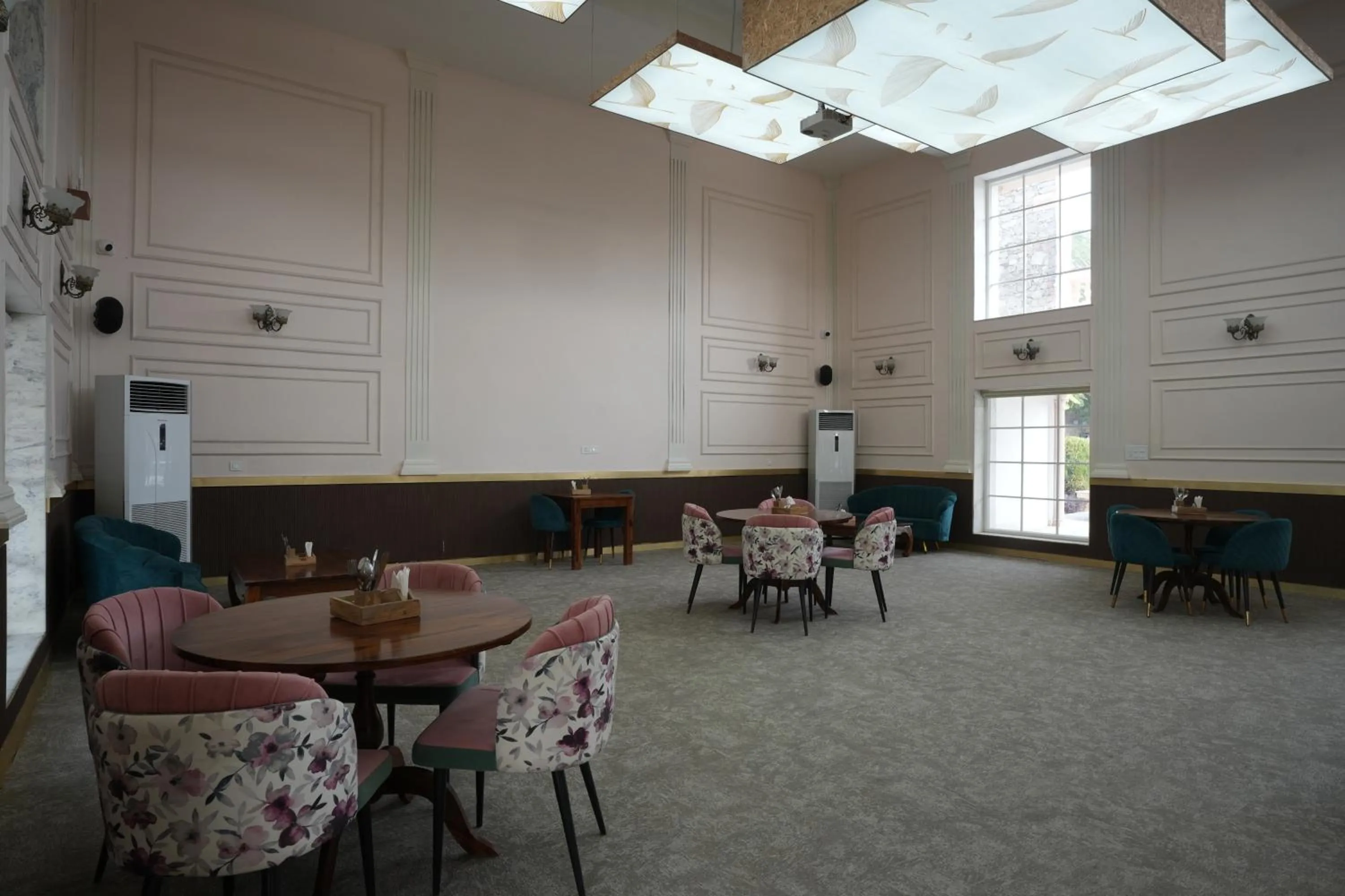 Lounge or bar in Astroport Sariska Treetop by Eight Continents