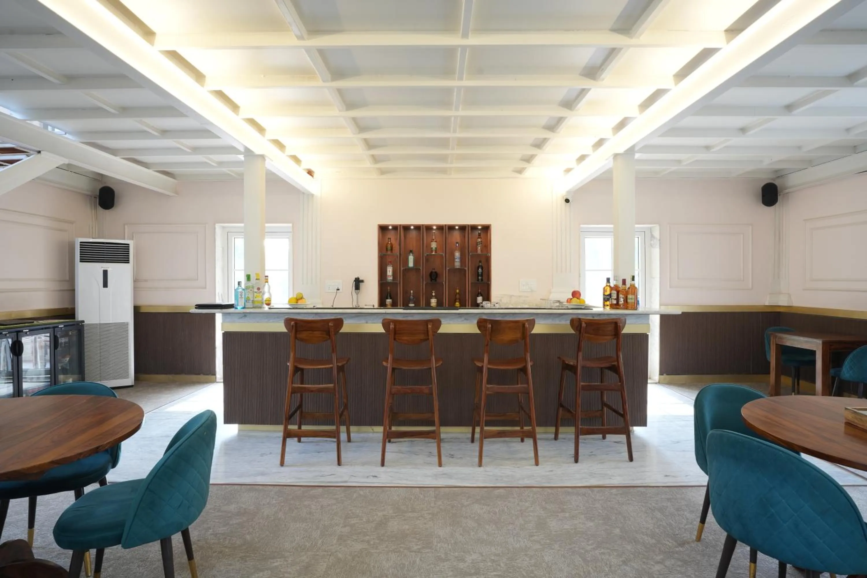 Lounge or bar in Astroport Sariska Treetop by Eight Continents