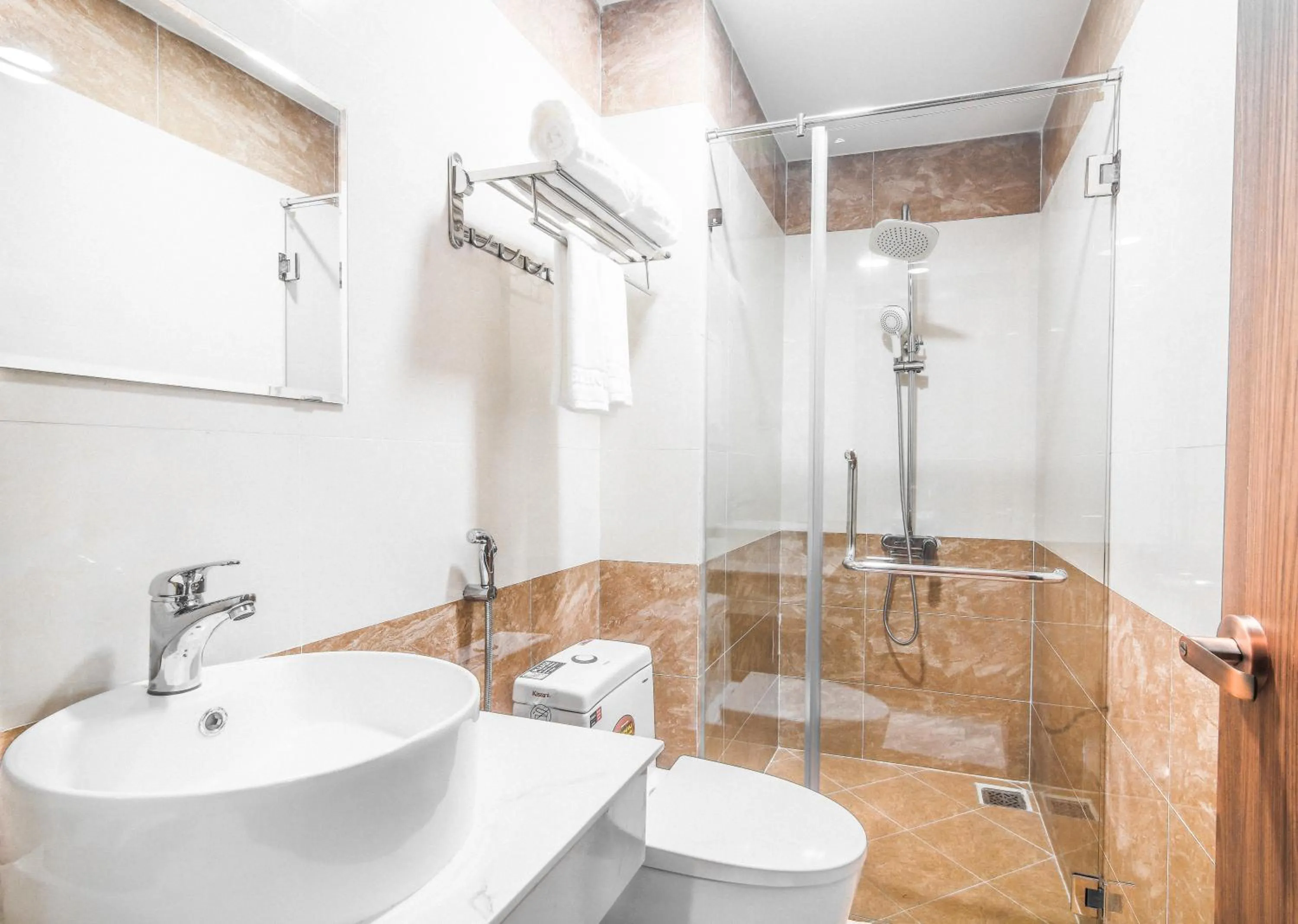 Shower in Grand Lee Hotel