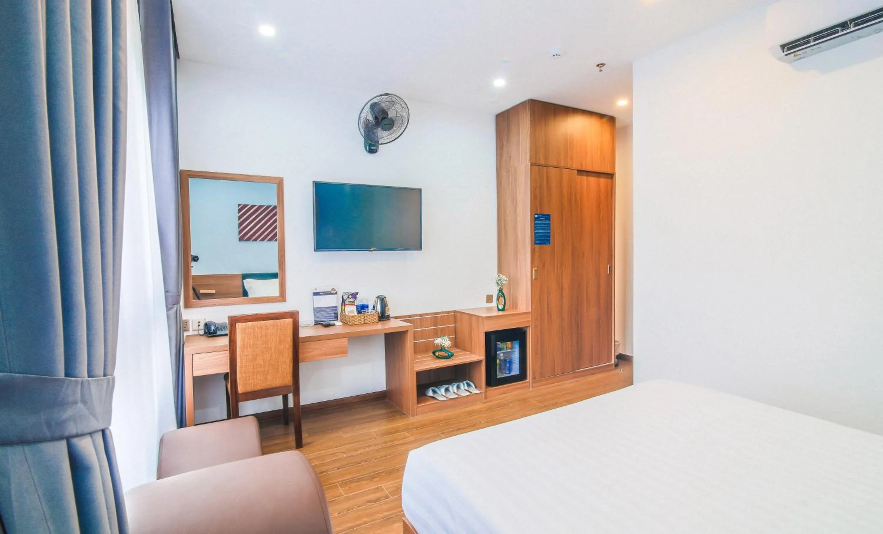 Communal lounge/ TV room, Bed in Grand Lee Hotel