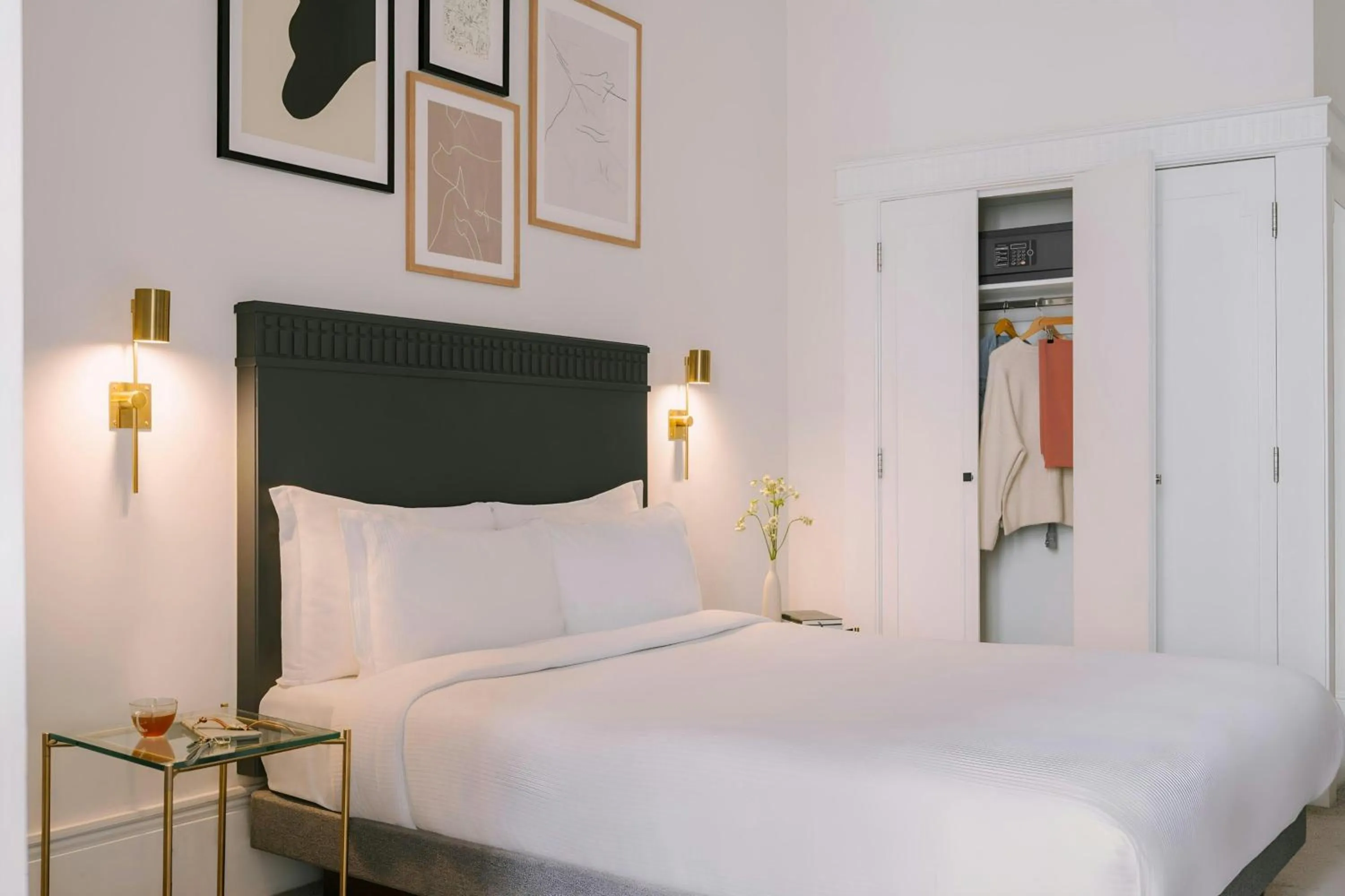 Bedroom, Bed in Kensington Gardens Hotel, Sonder by Marriott Bonvoy