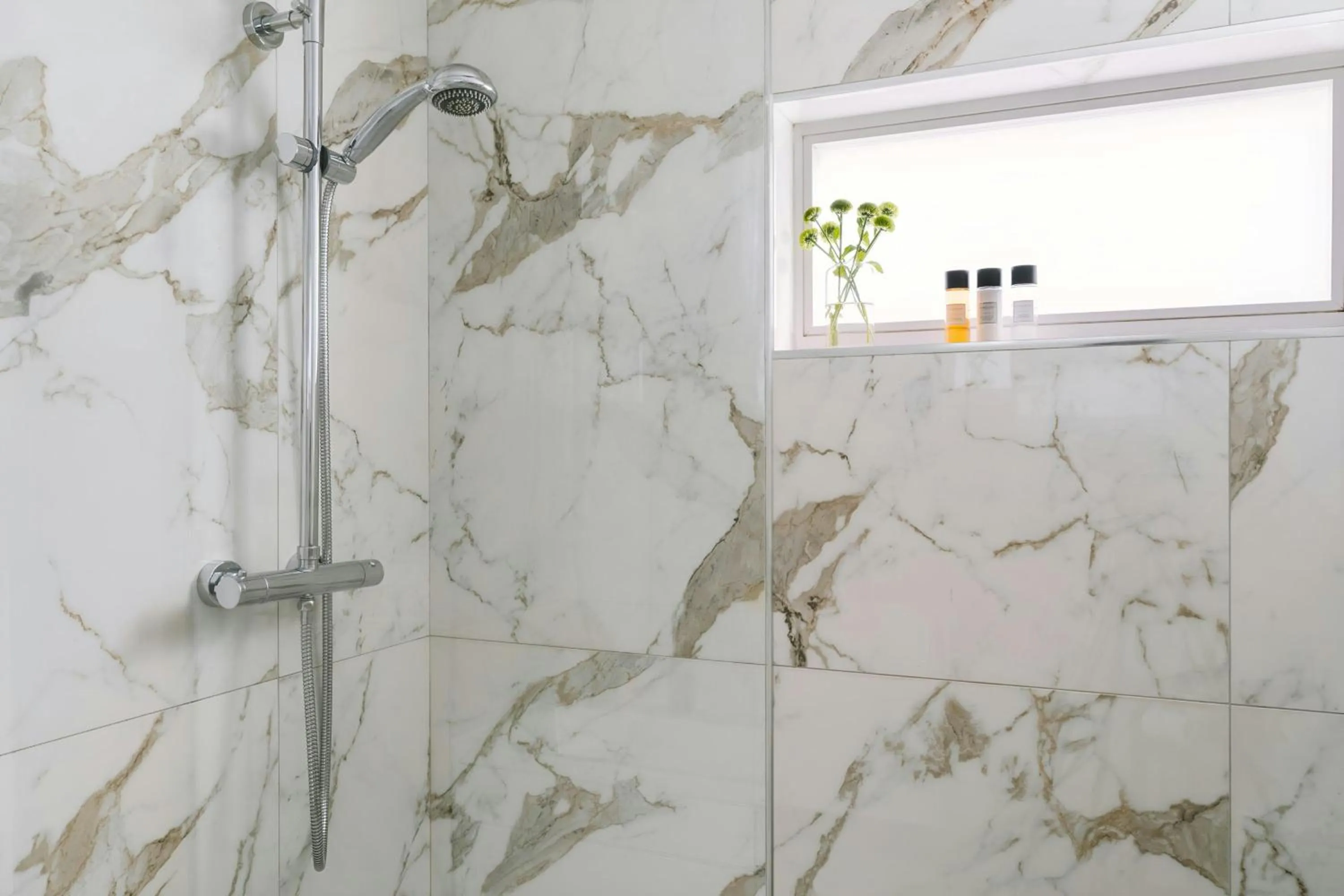 Bathroom in Kensington Gardens Hotel, Sonder by Marriott Bonvoy