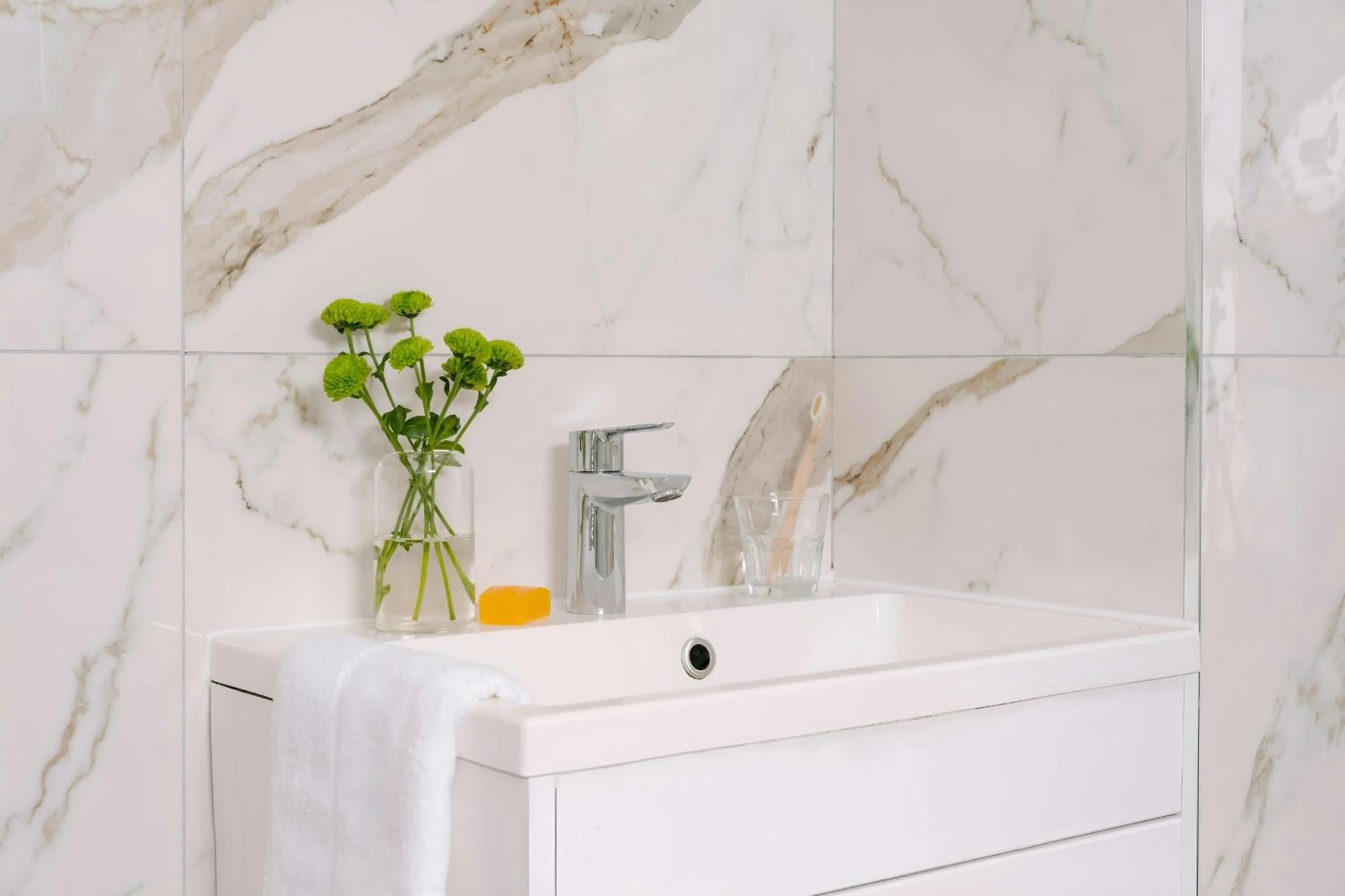 Bathroom in Kensington Gardens Hotel, Sonder by Marriott Bonvoy