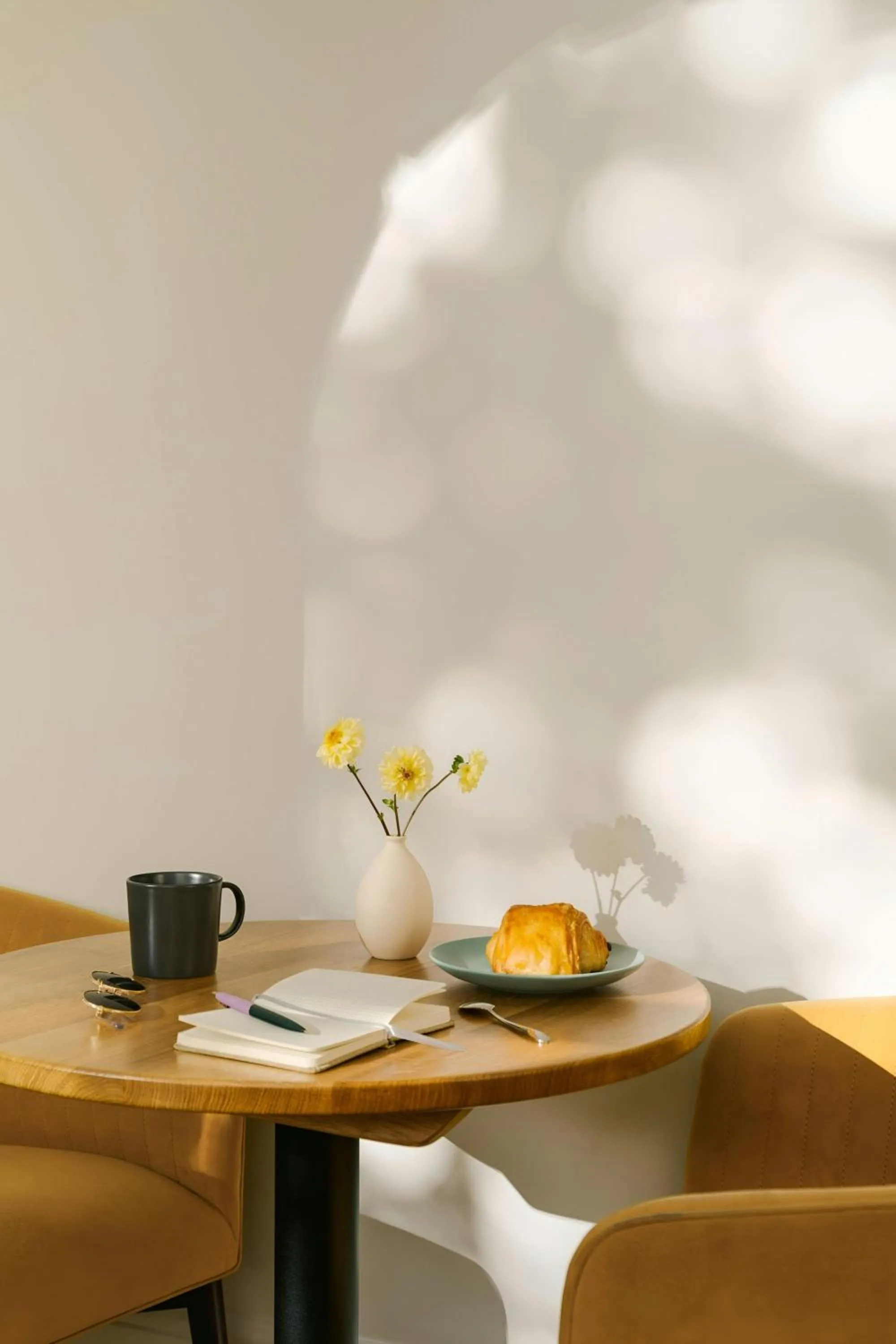 Lounge or bar in Kensington Gardens Hotel, Sonder by Marriott Bonvoy