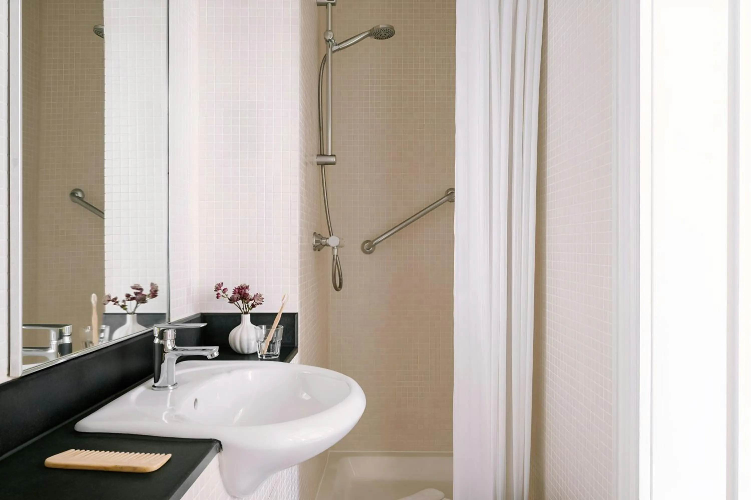 Bathroom in Kensington Gardens Hotel, Sonder by Marriott Bonvoy