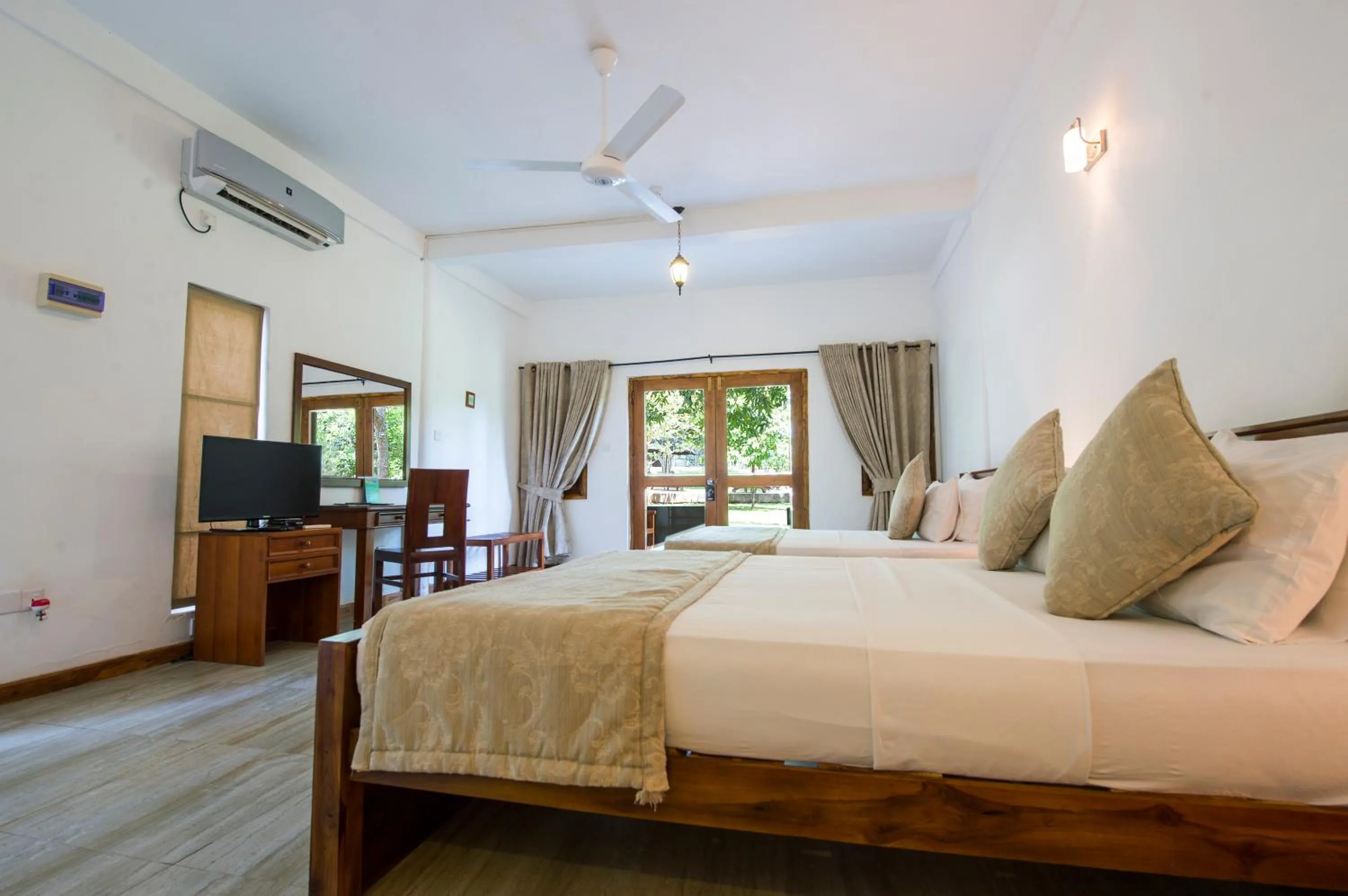 Photo of the whole room, Bed in Kalu's Hideaway Udawalawe