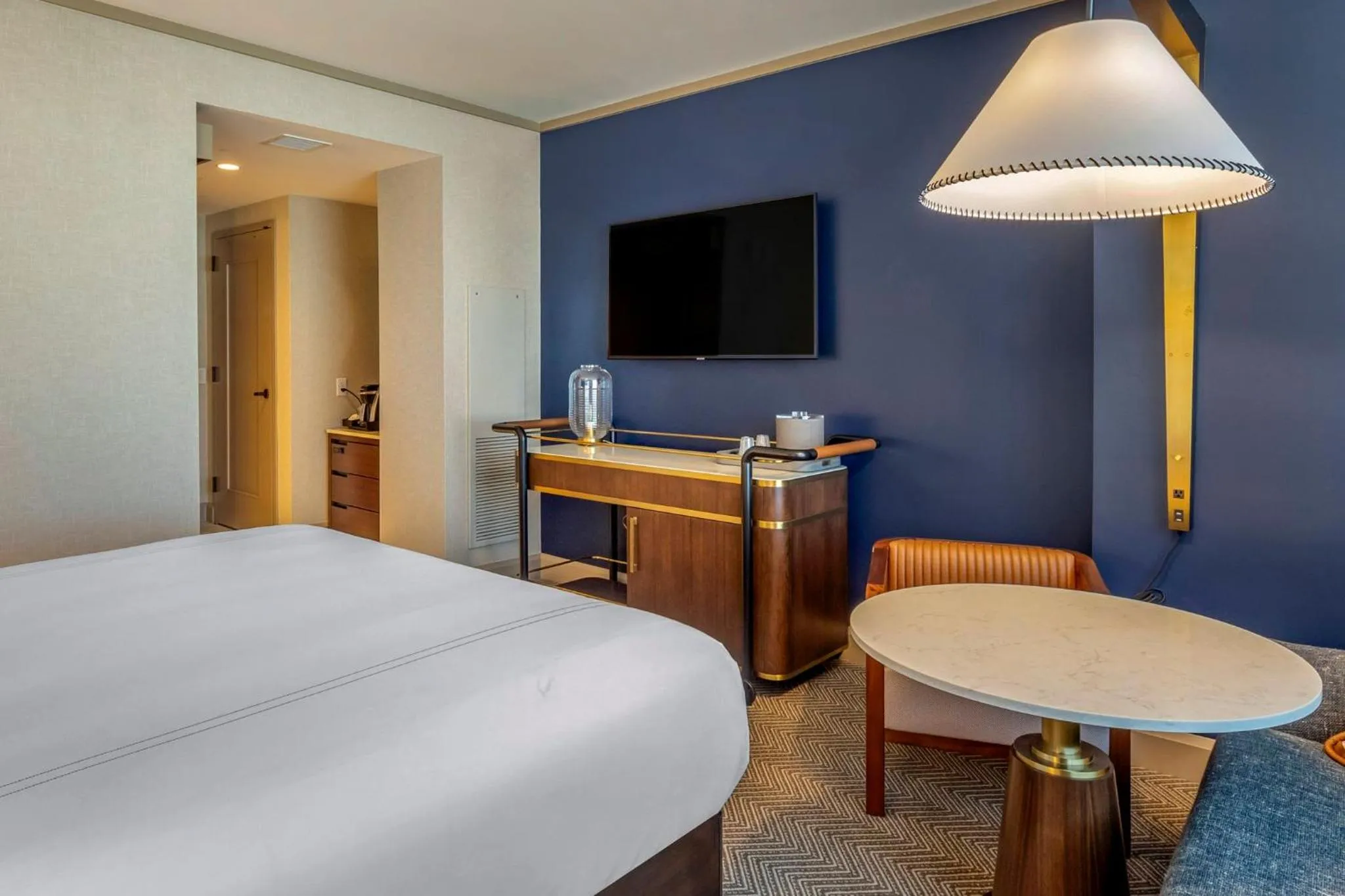 Photo of the whole room, Bed in Omni Oklahoma City Hotel