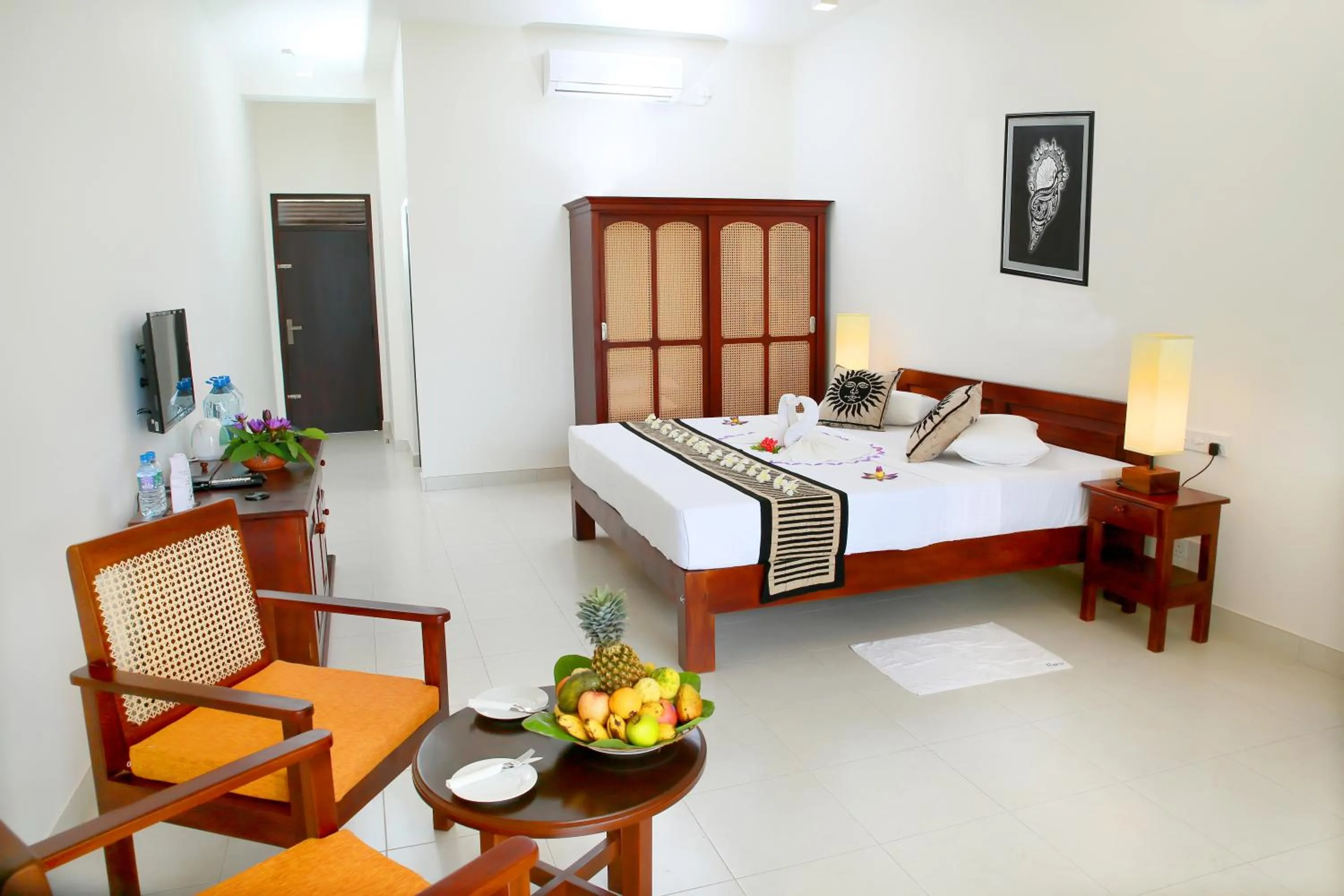 Photo of the whole room, Bed in Sea Rock Villa