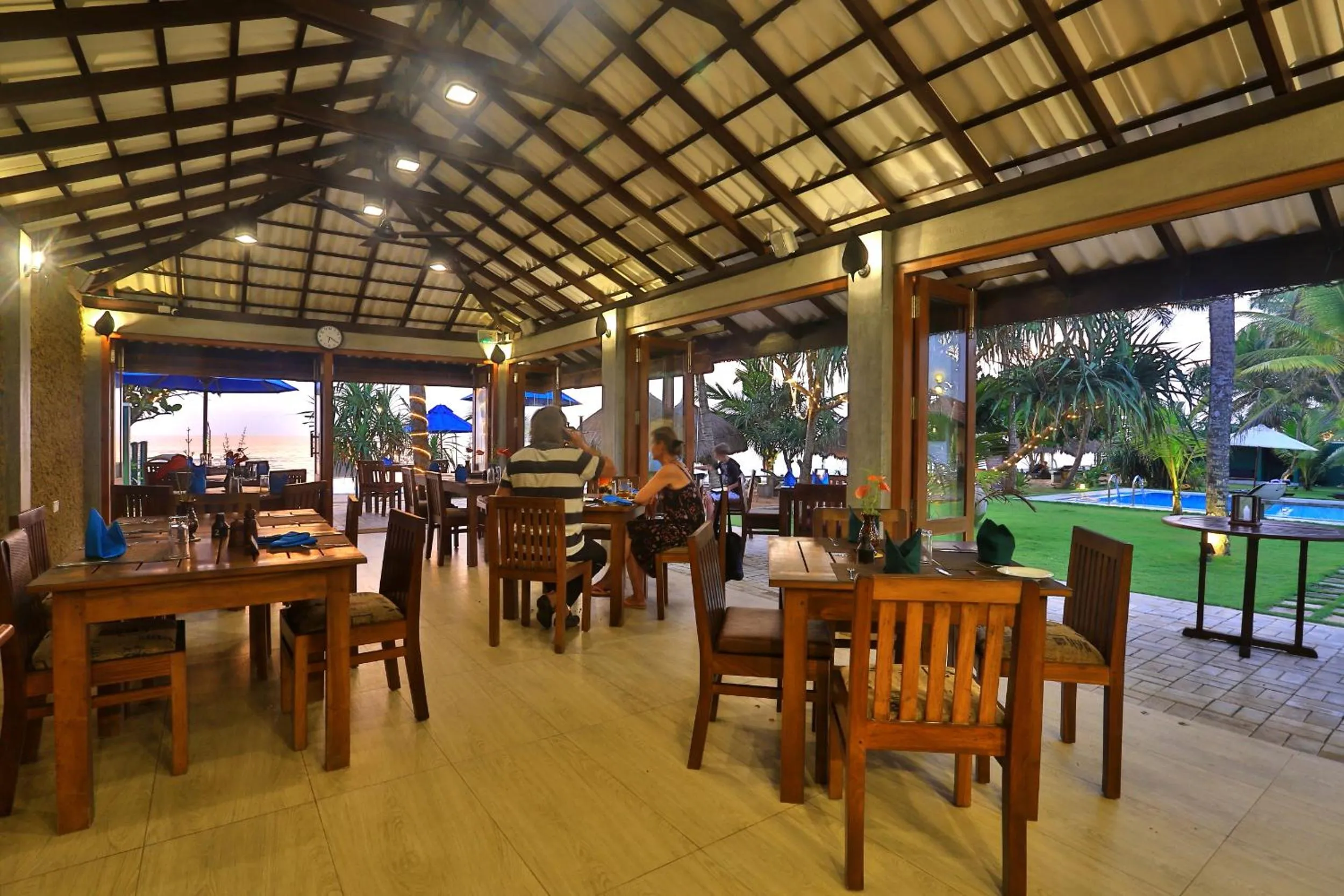 Restaurant/places to eat in Sea Rock Villa
