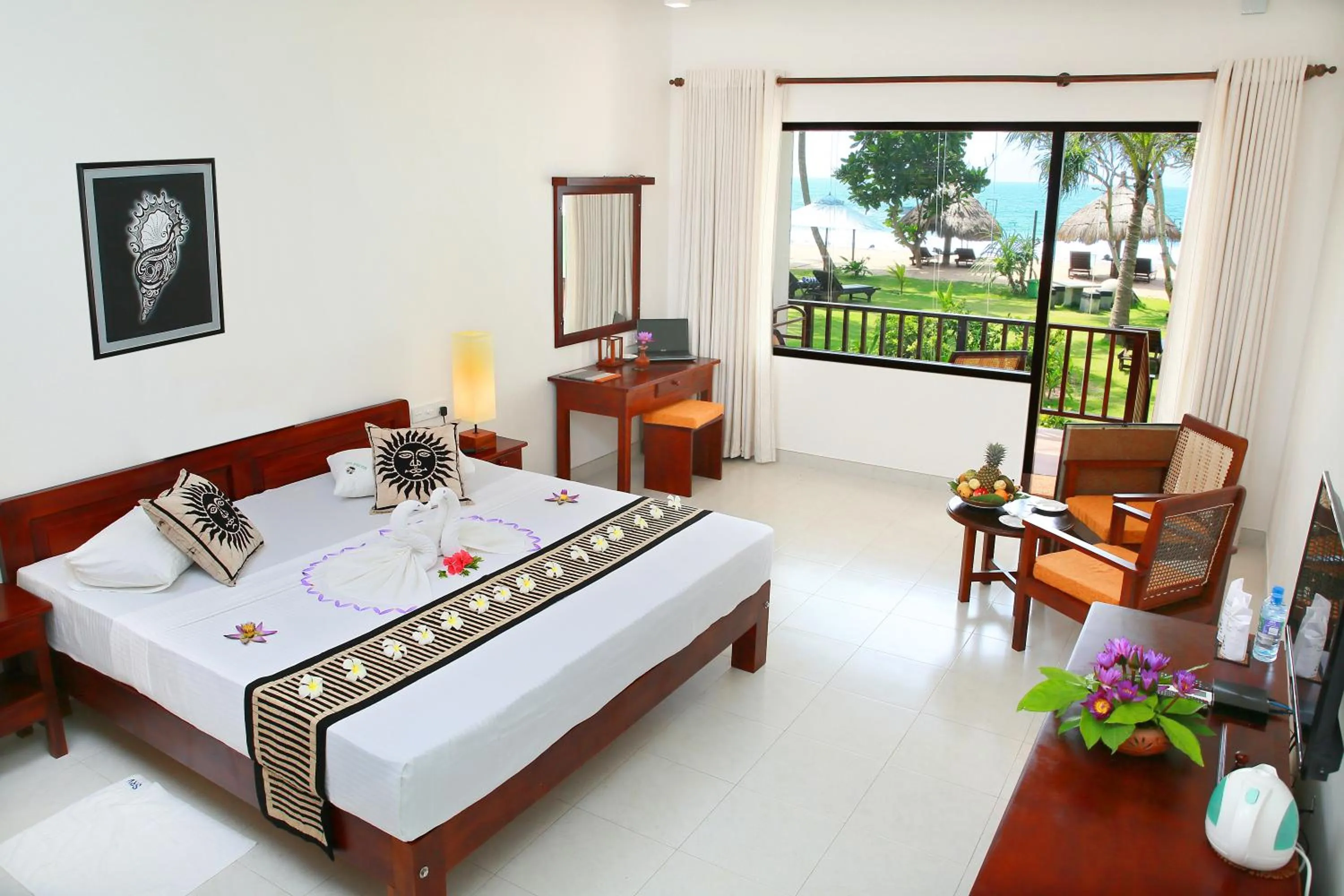 Photo of the whole room, Bed in Sea Rock Villa