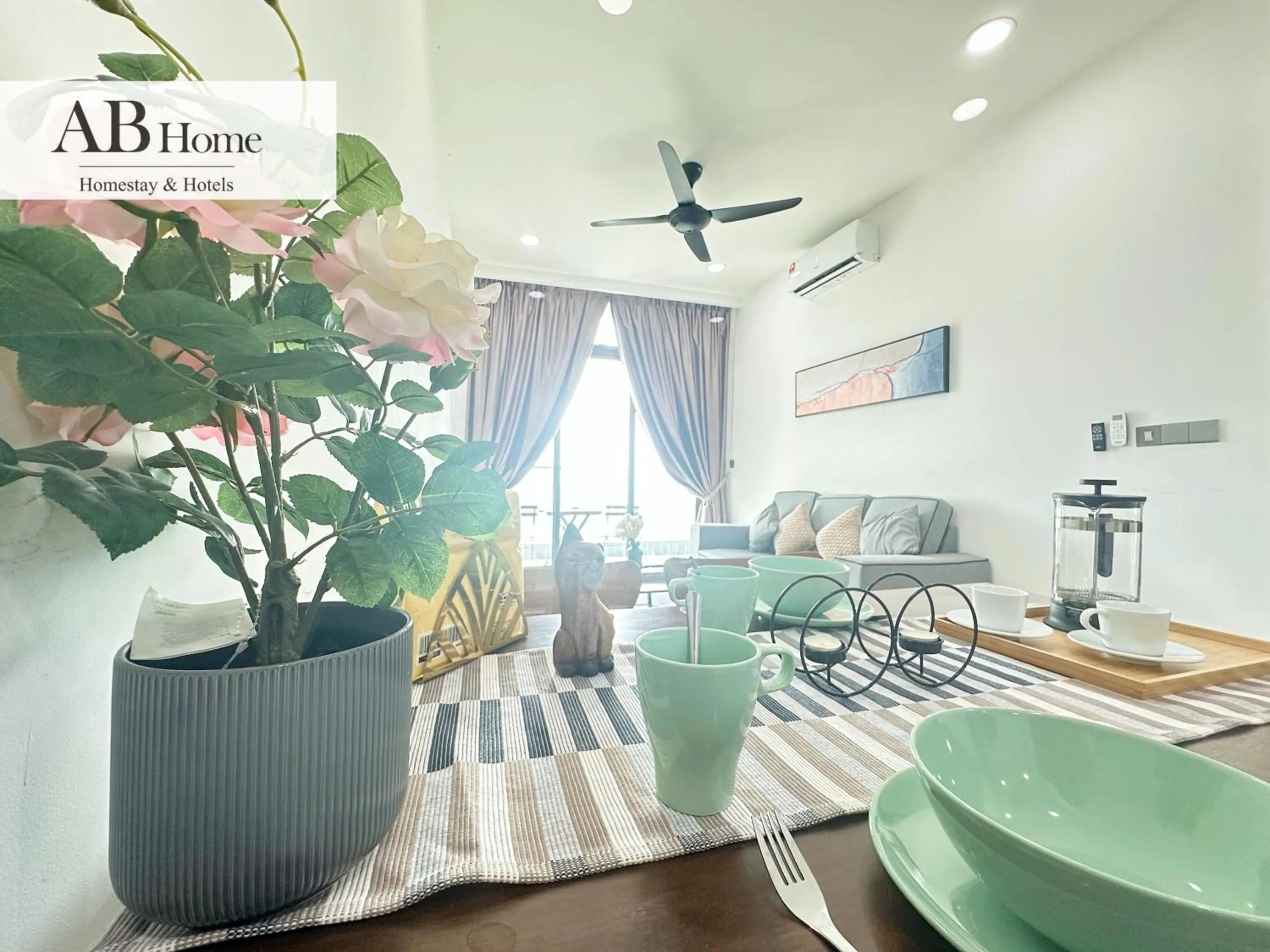 Dining area in ABHOME "JAPAN SUITE" #GreenHaven #Olympic Pool #360"SeaView #JB