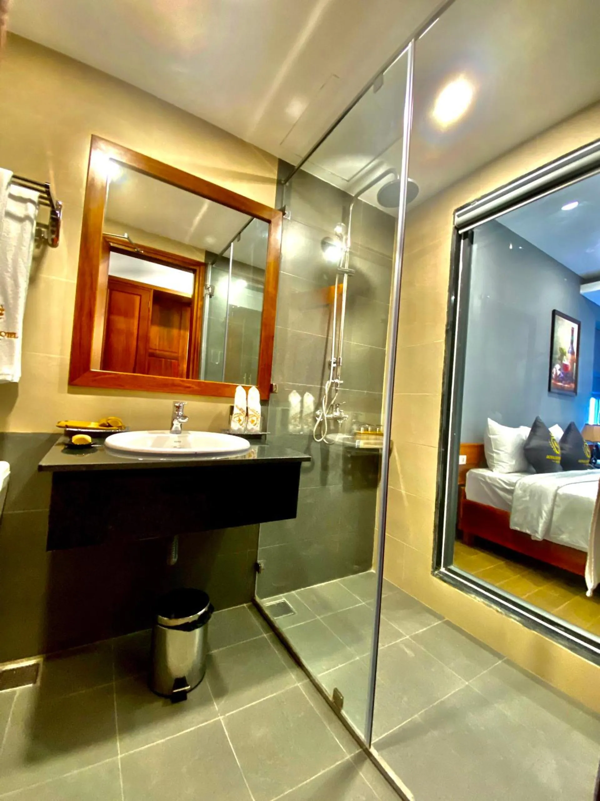 Bathroom, Bed in Royal Khanh Hotel