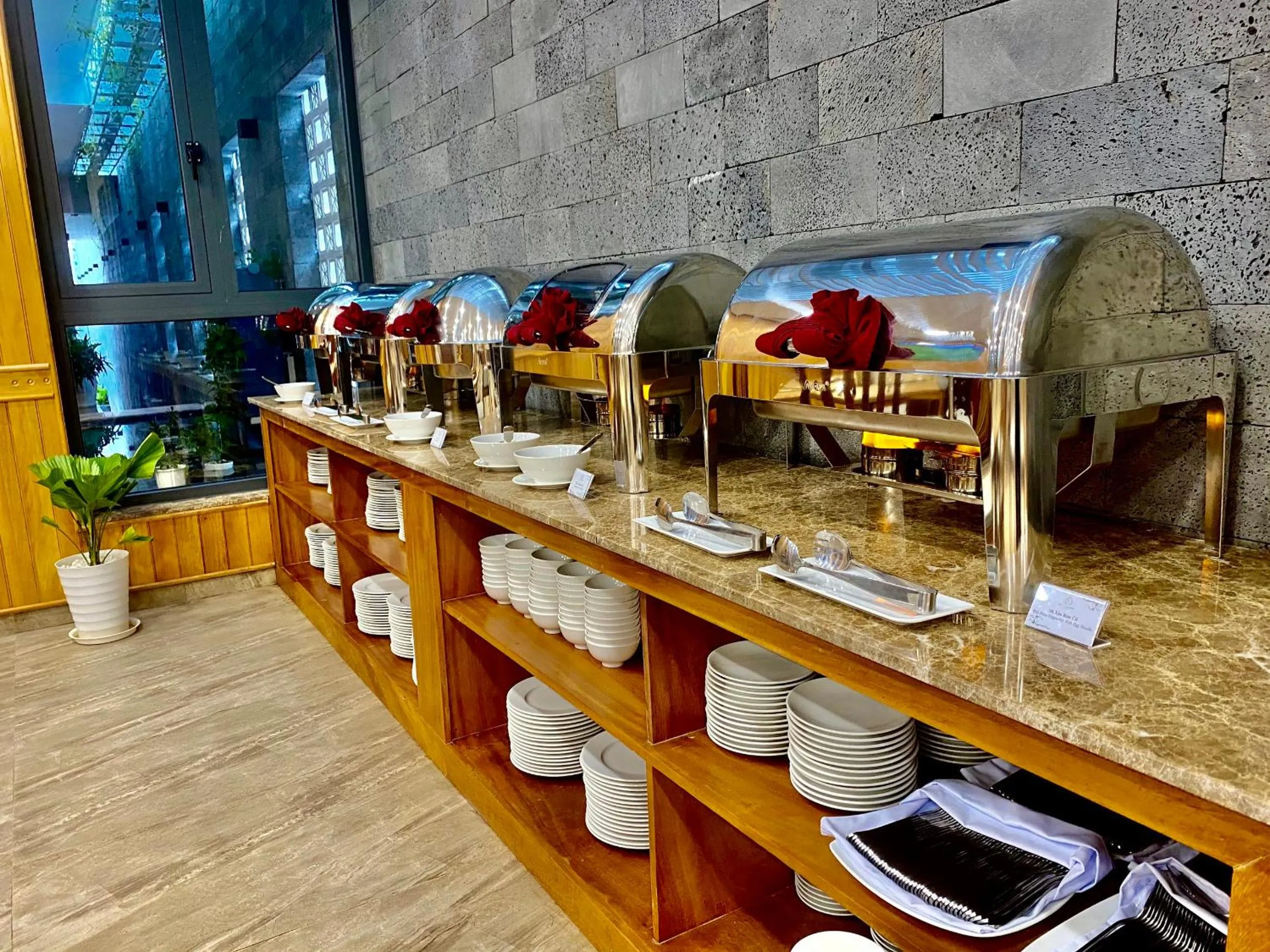 Restaurant/places to eat in Royal Khanh Hotel