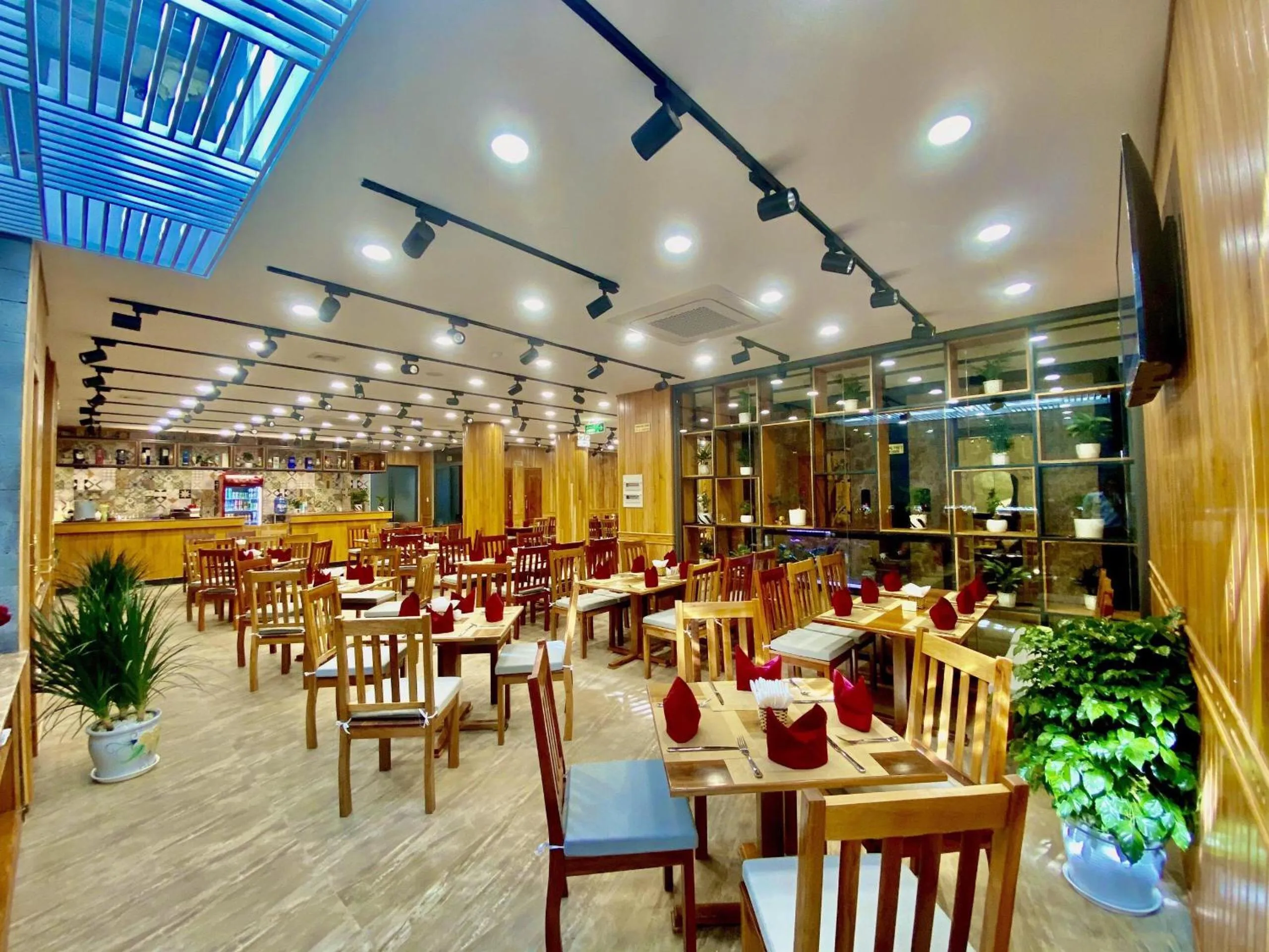 Restaurant/places to eat in Royal Khanh Hotel