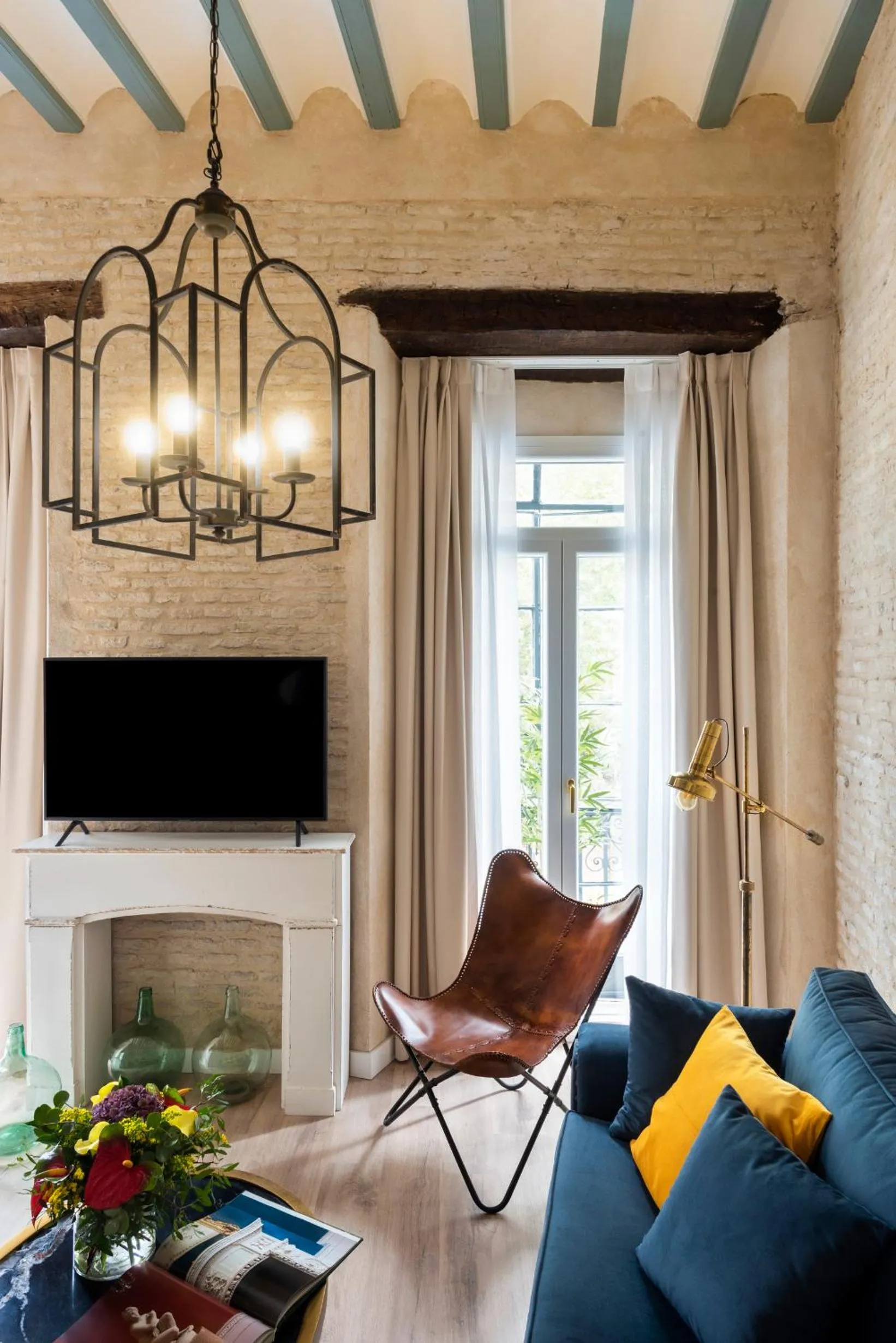 Living room in Casa Sevilla 1855 Suites by Época