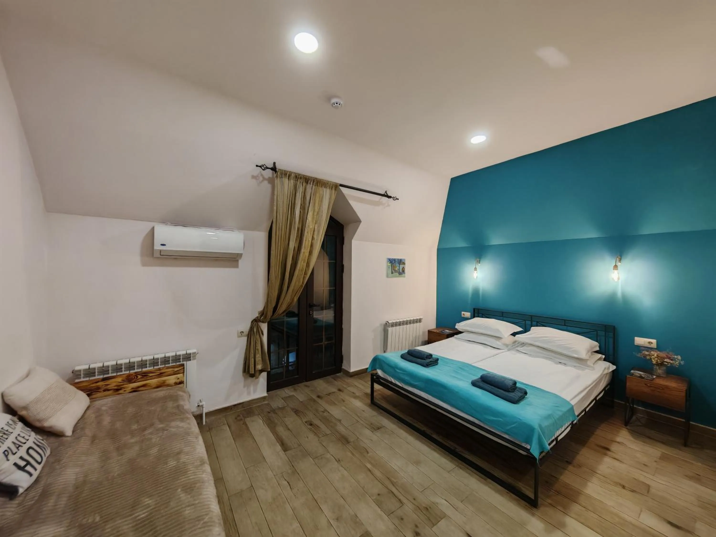 Photo of the whole room, Bed in Blur Inn Gallery