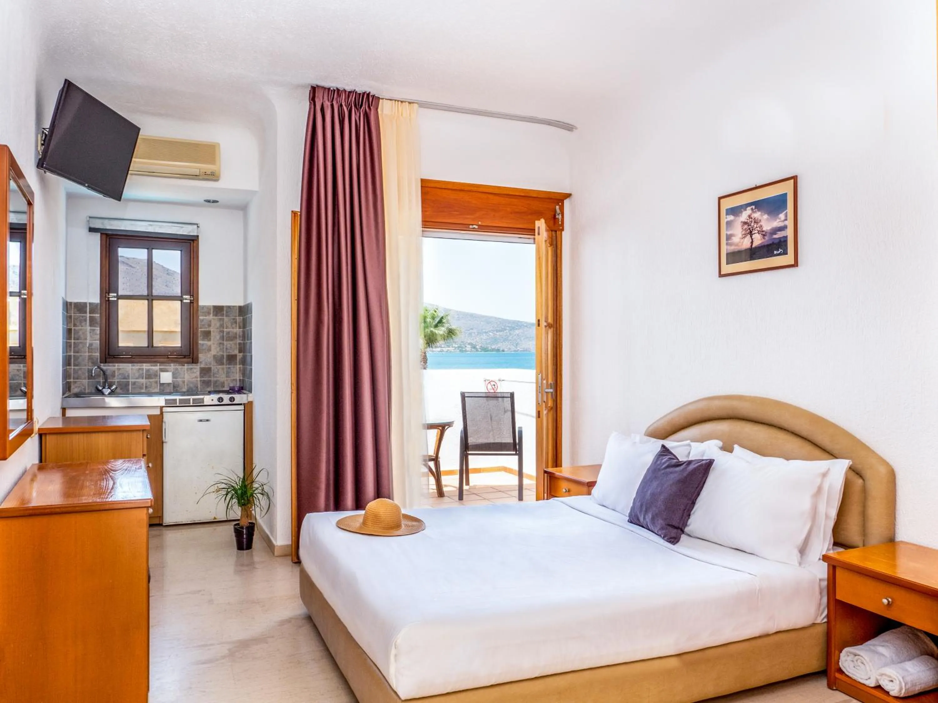 Bed in Elounda Alikes Suites & Studios