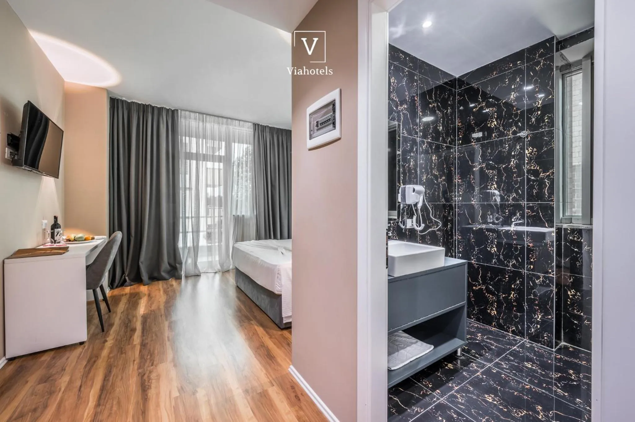 Shower, Bed in VH Eurostar Tirana Hotel Congress & Tirana Spa