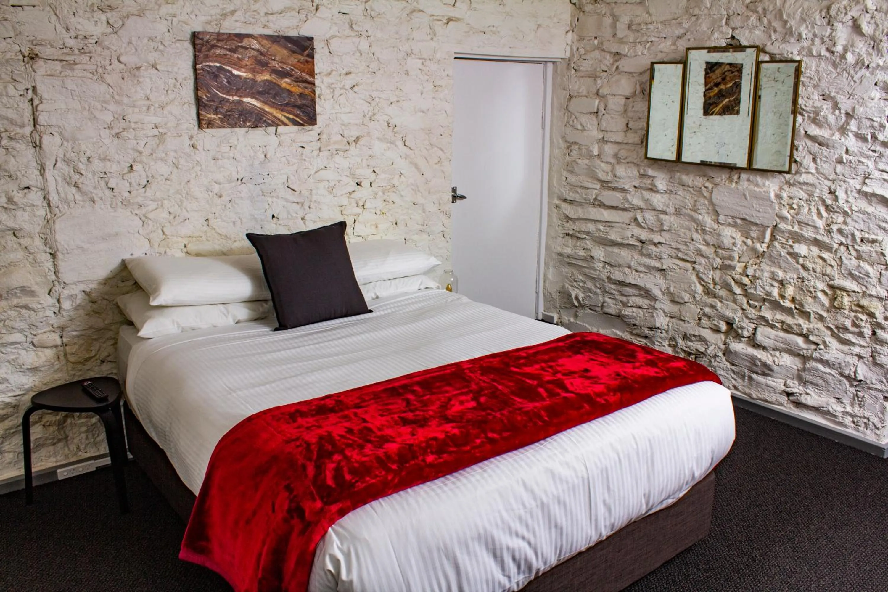 Living room, Bed in Second Valley Cottages and Lodge