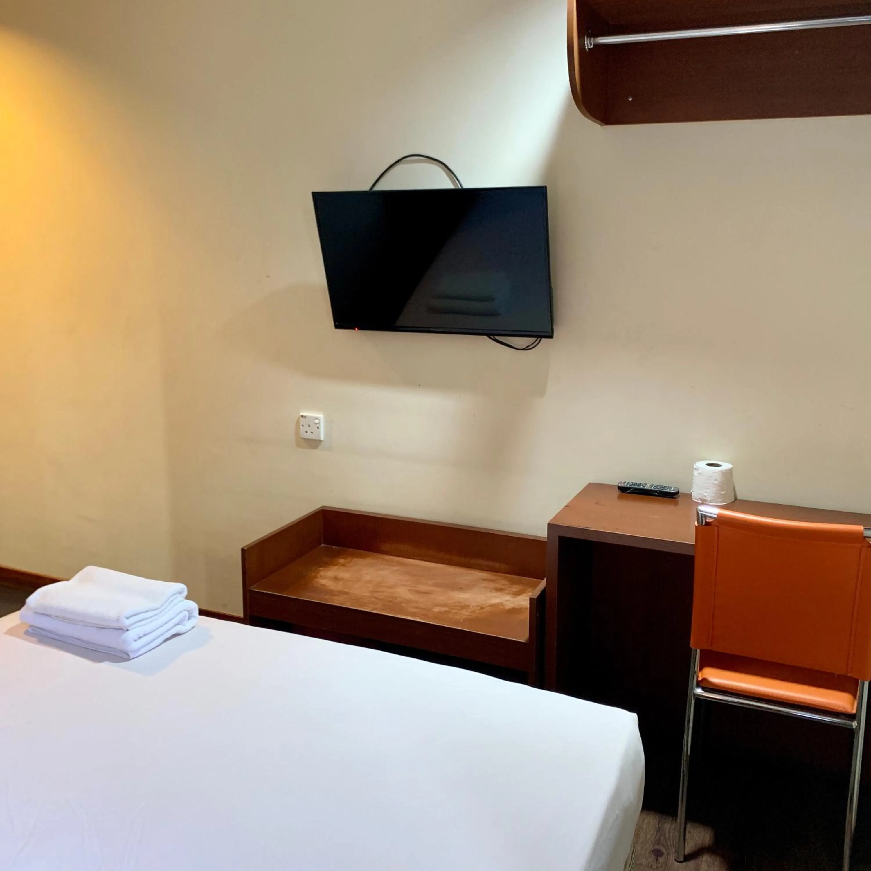 Bedroom, Bed in New Grand Hotel