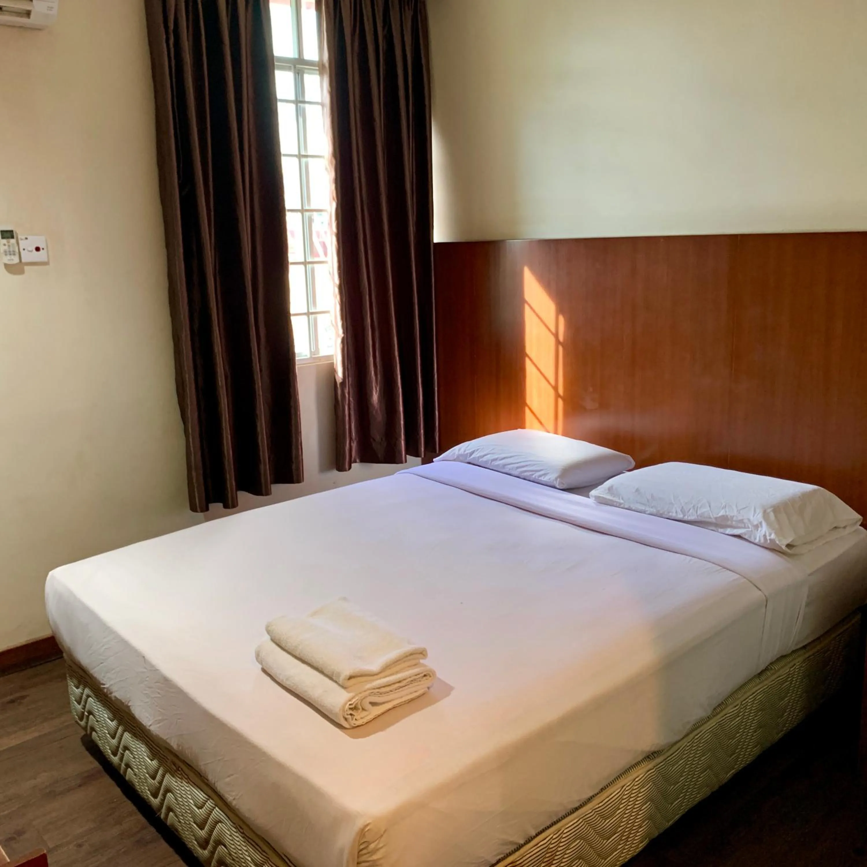 Bedroom, Bed in New Grand Hotel