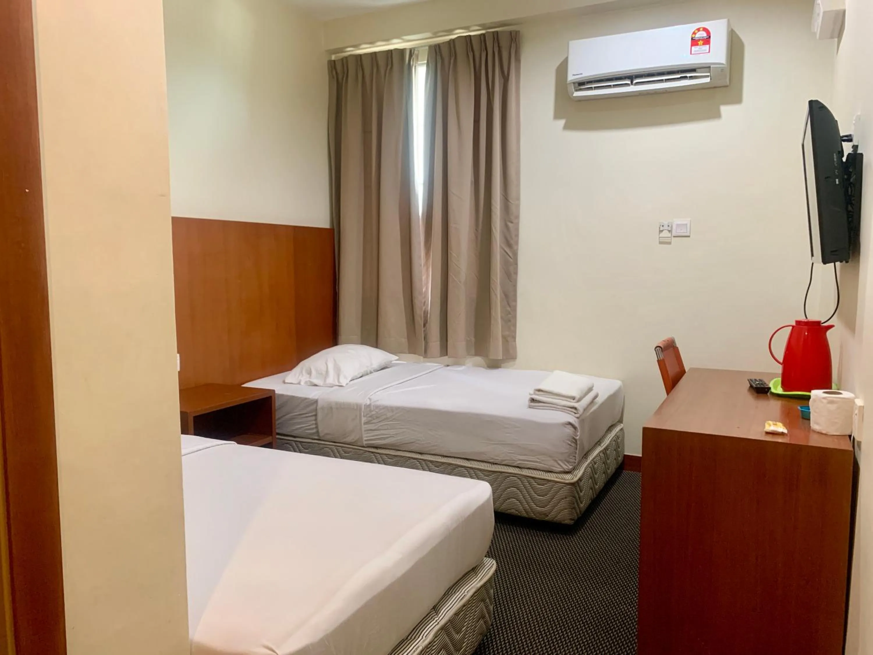 Bedroom, Bed in New Grand Hotel