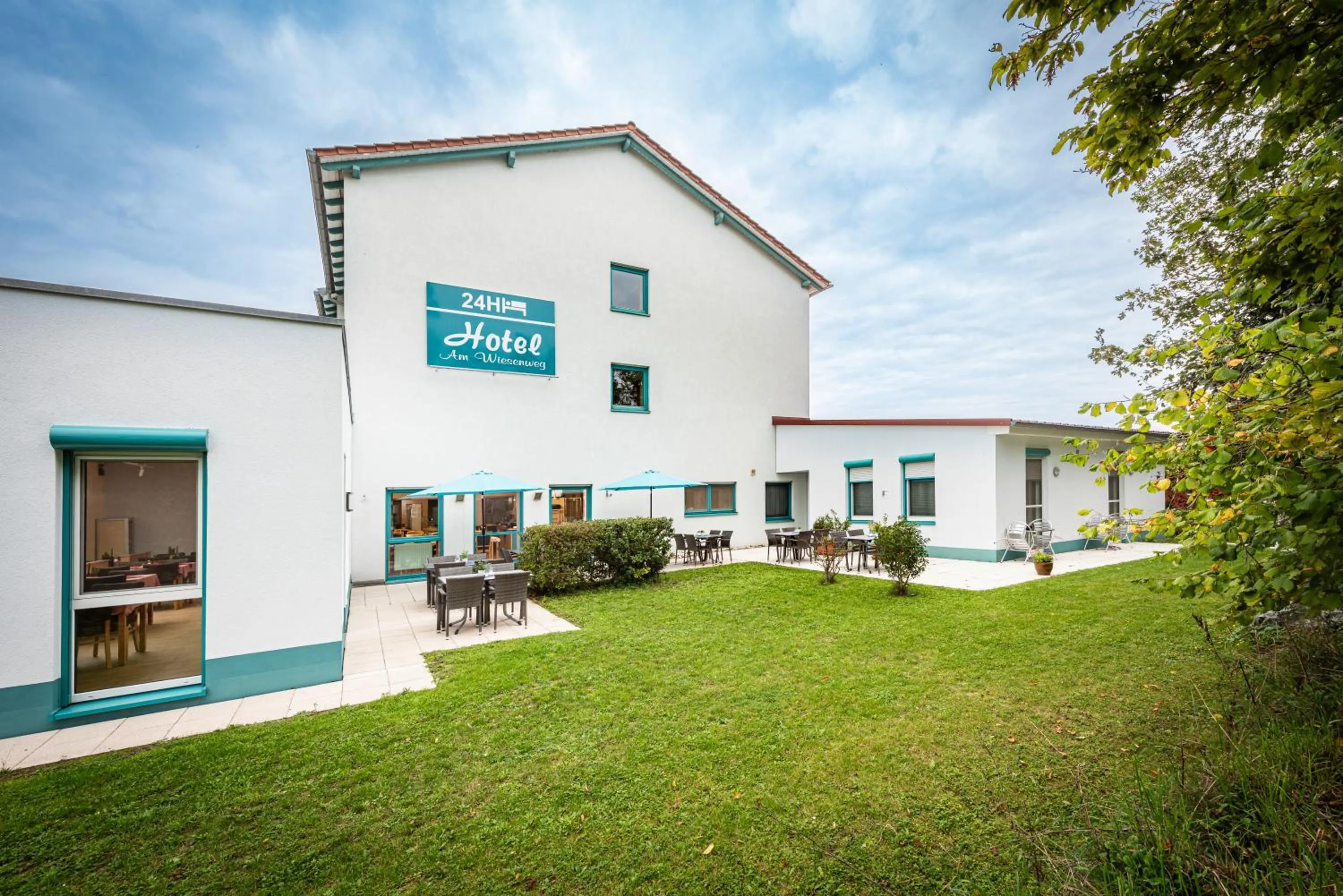 Property building in Hotel Am Wiesenweg l 24h check-in
