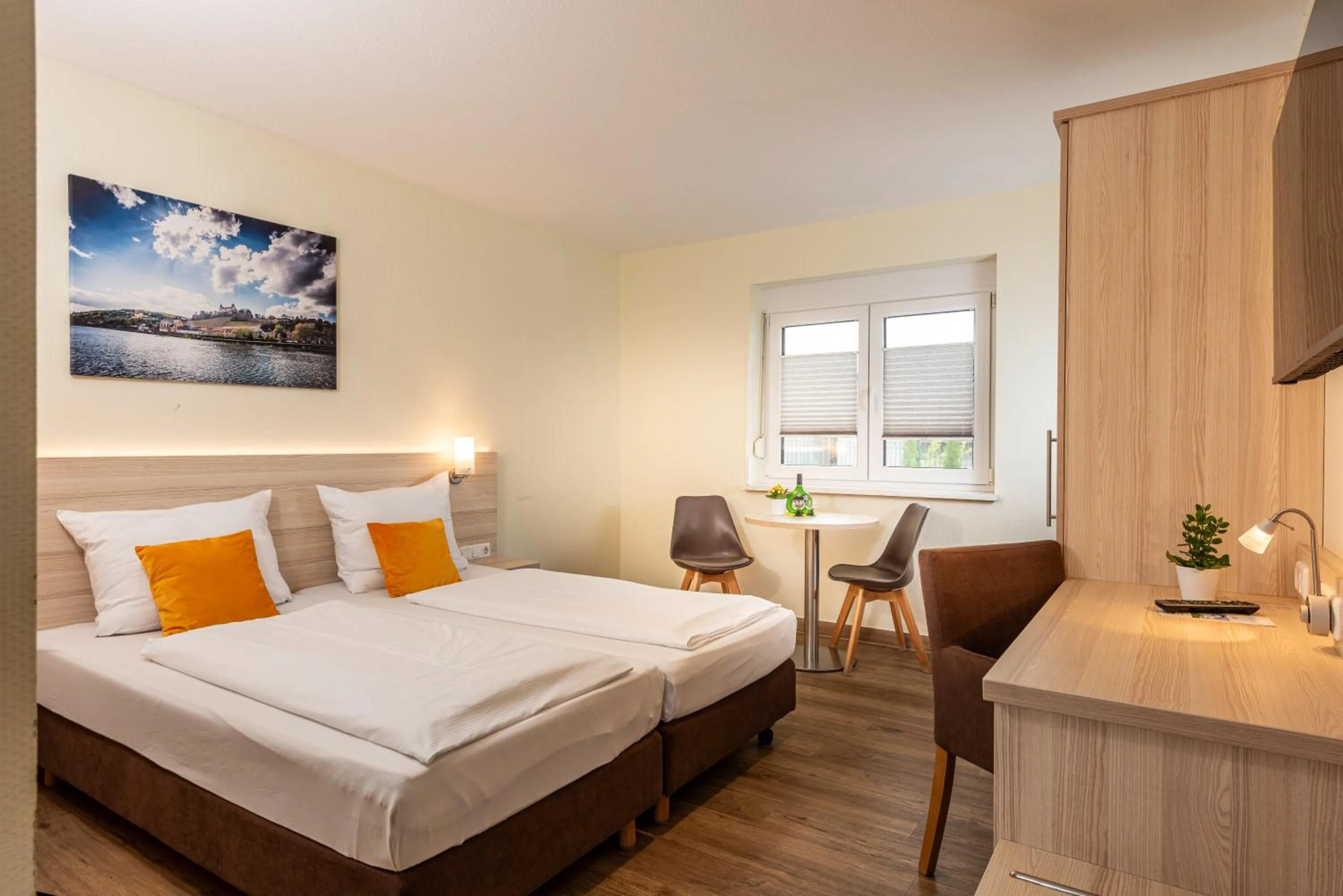 Photo of the whole room, Bed in Hotel Am Wiesenweg l 24h check-in