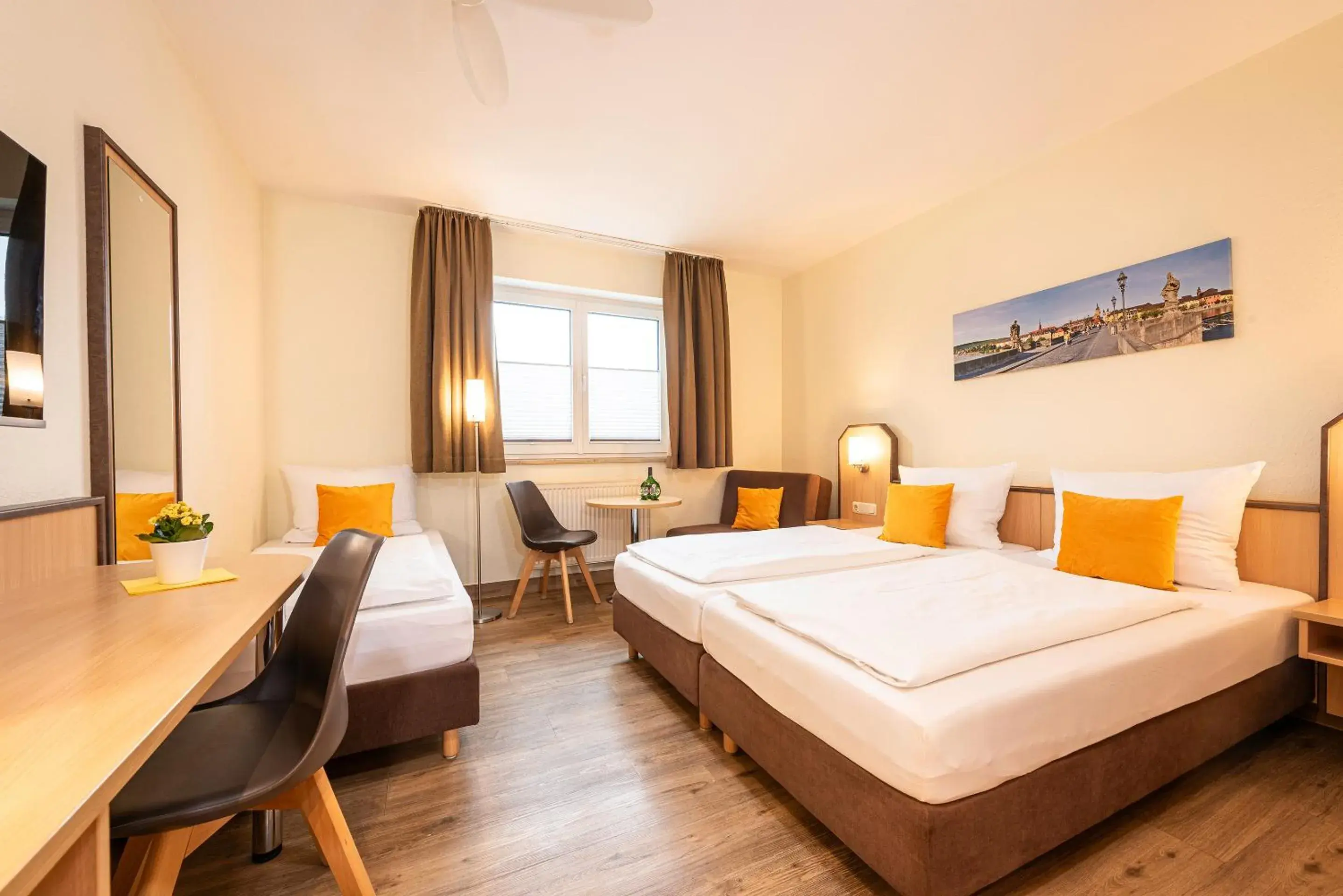 Triple Room in Hotel Am Wiesenweg l 24h check-in Triple Room in Hotel Am Wiesenweg l 24h check-in