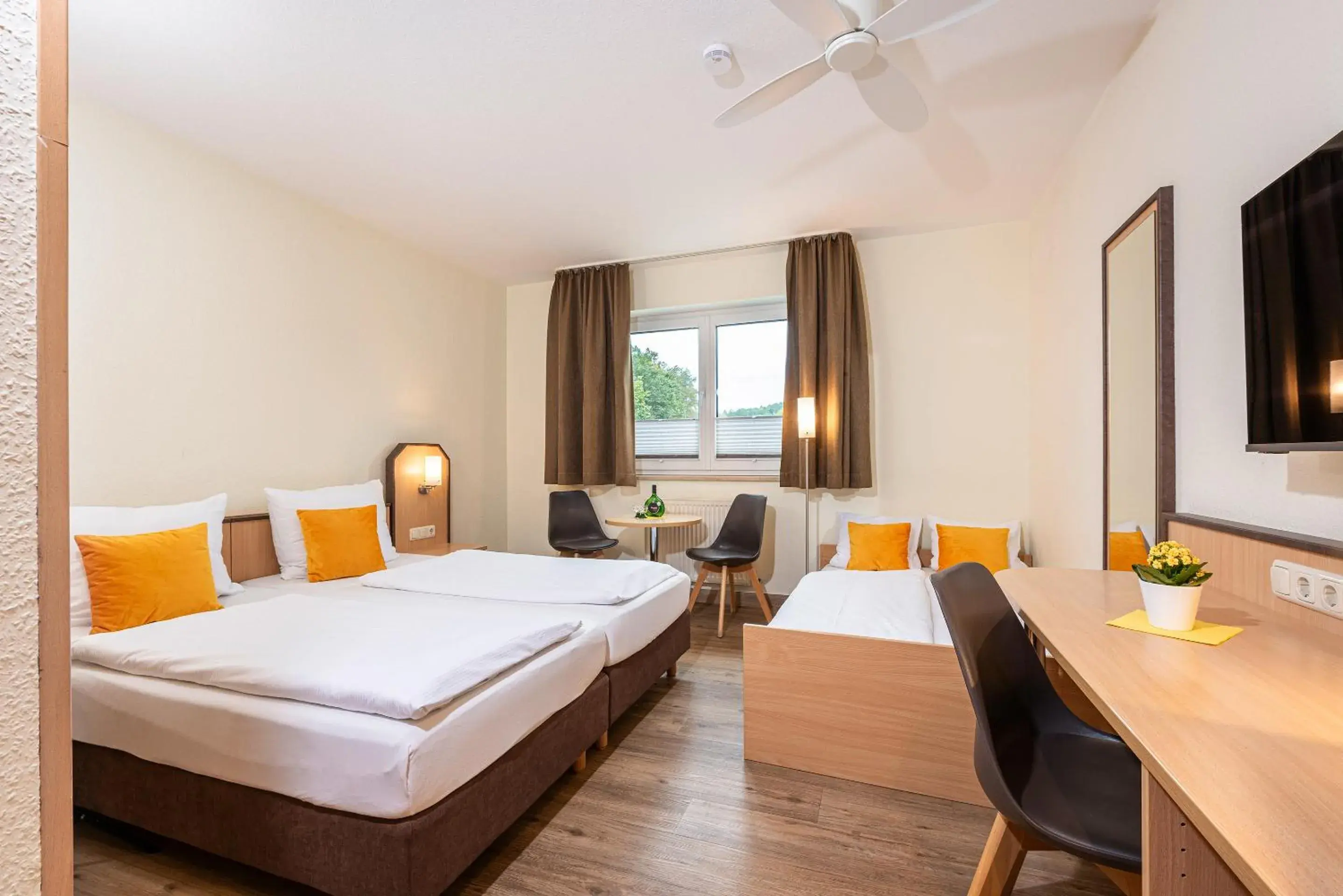 Quadruple Room in Hotel Am Wiesenweg l 24h check-in Quadruple Room in Hotel Am Wiesenweg l 24h check-in