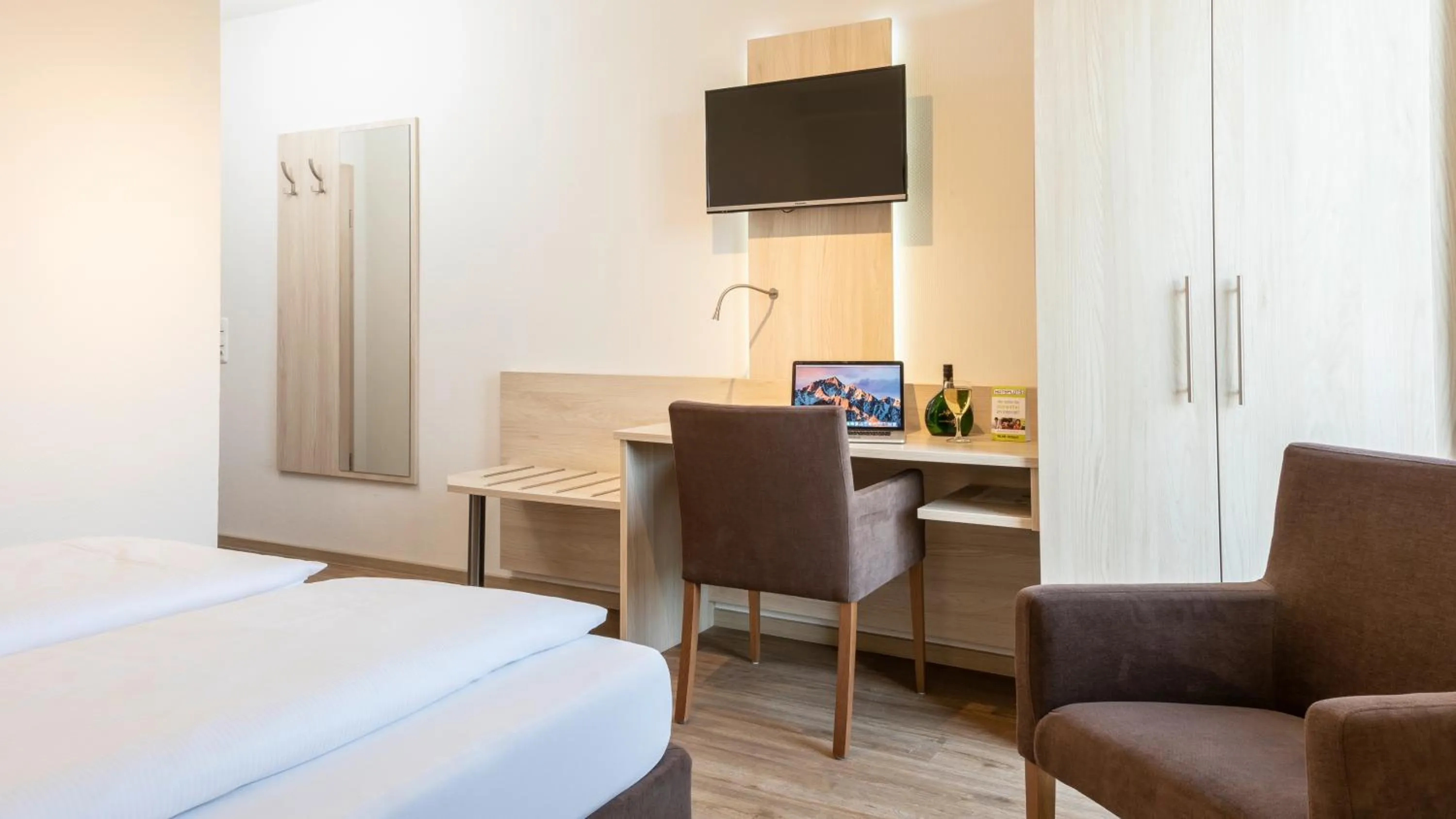 Photo of the whole room, Bed in Hotel Am Wiesenweg l 24h check-in