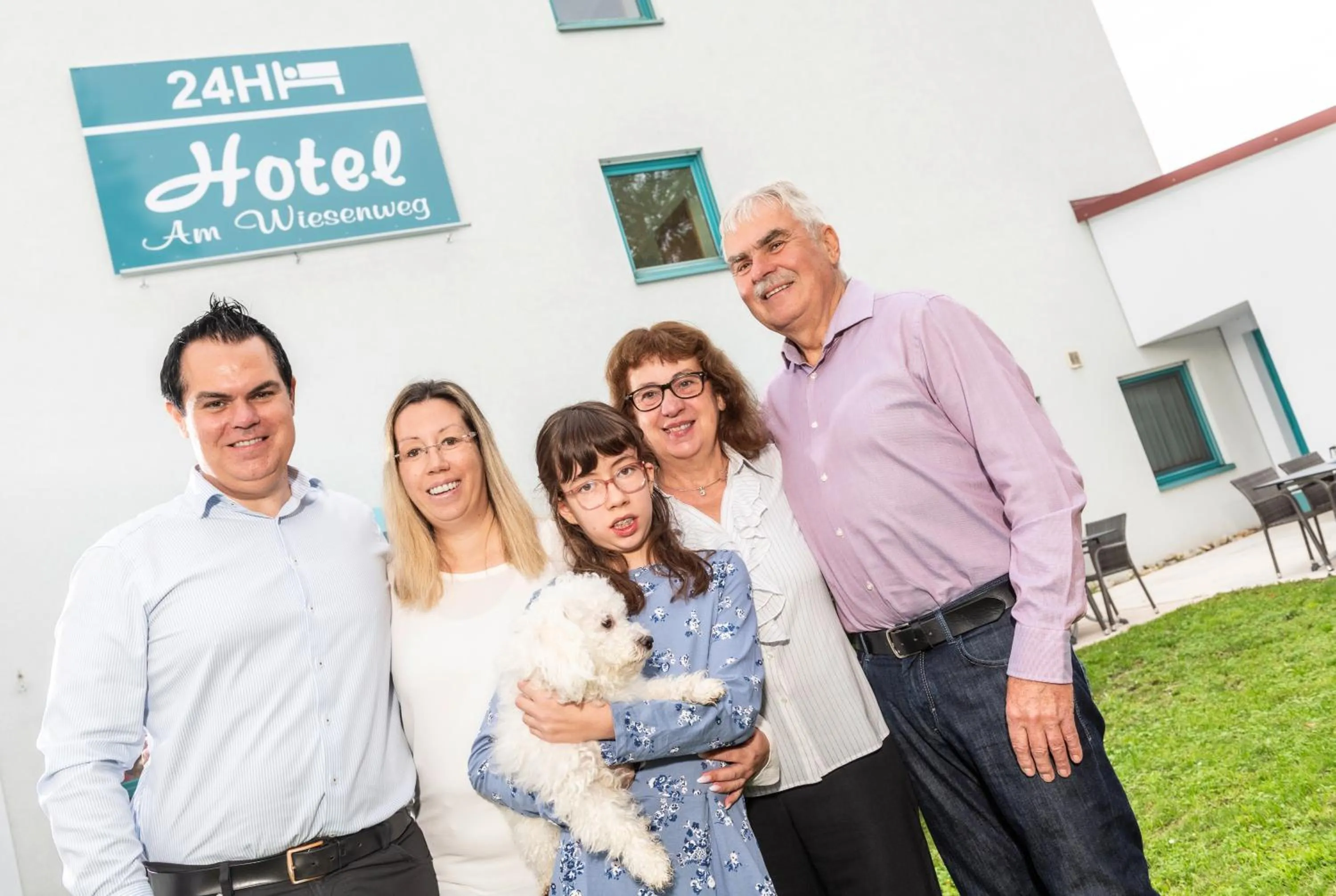 Property building in Hotel Am Wiesenweg l 24h check-in