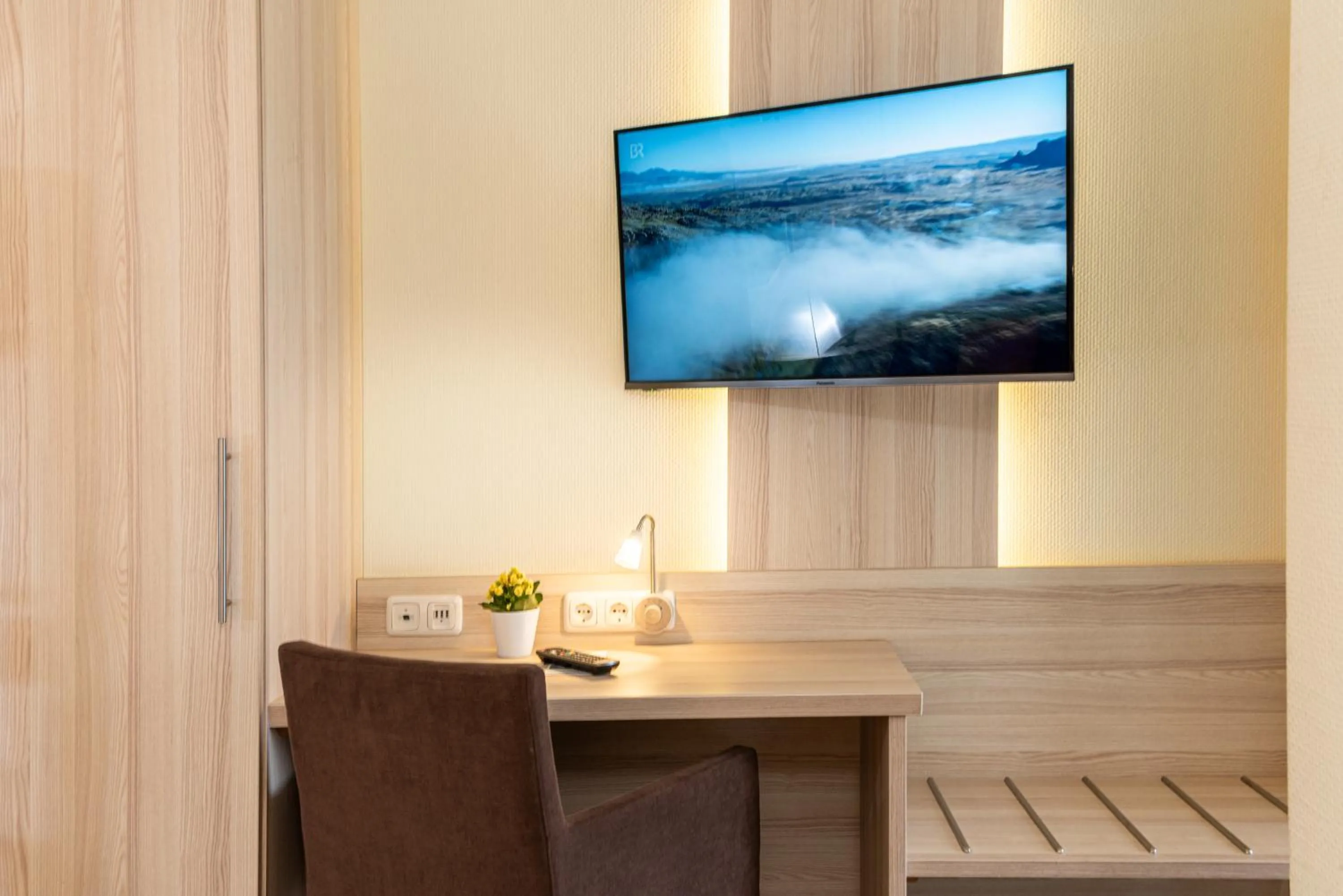 Photo of the whole room in Hotel Am Wiesenweg l 24h check-in