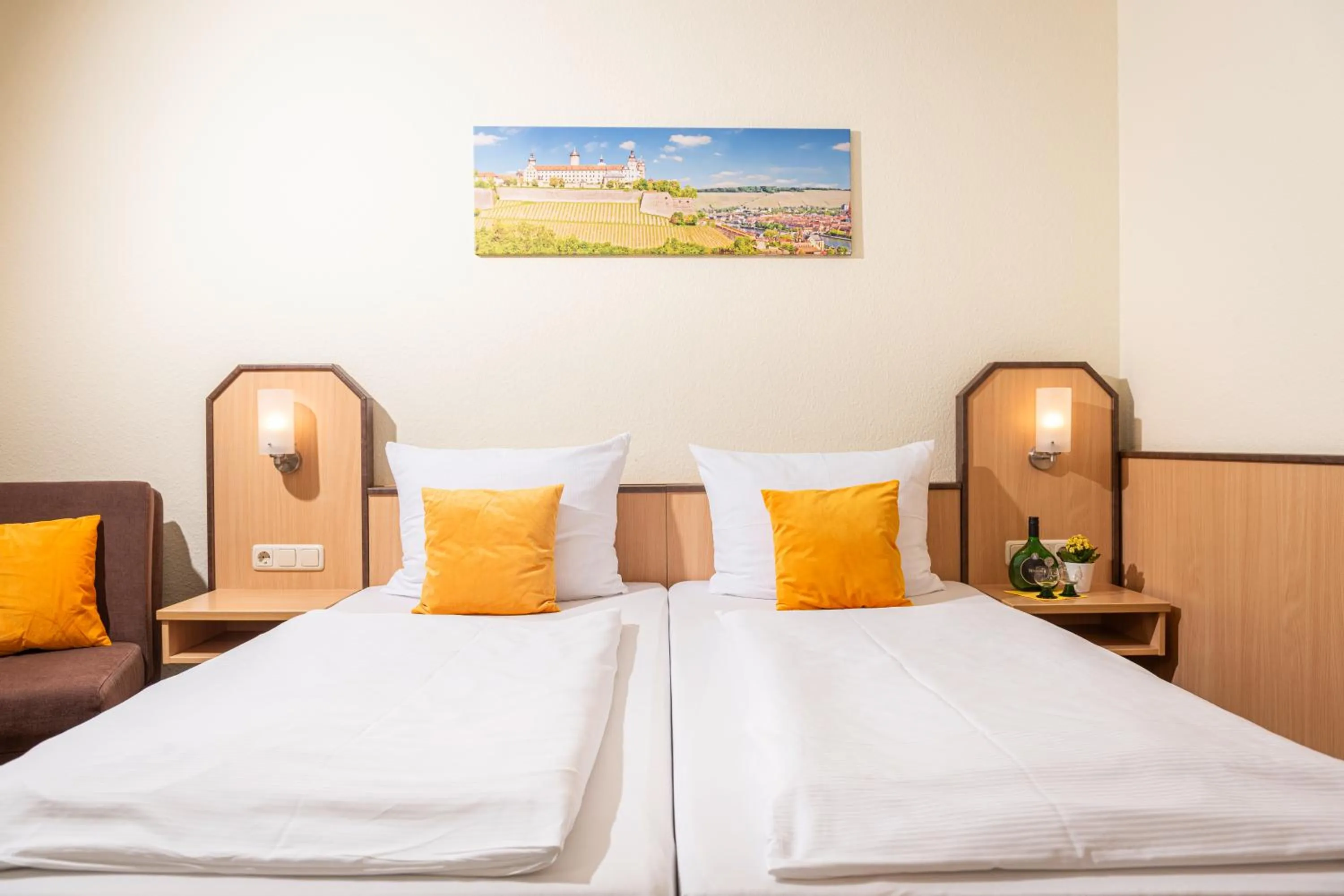 Photo of the whole room, Bed in Hotel Am Wiesenweg l 24h check-in