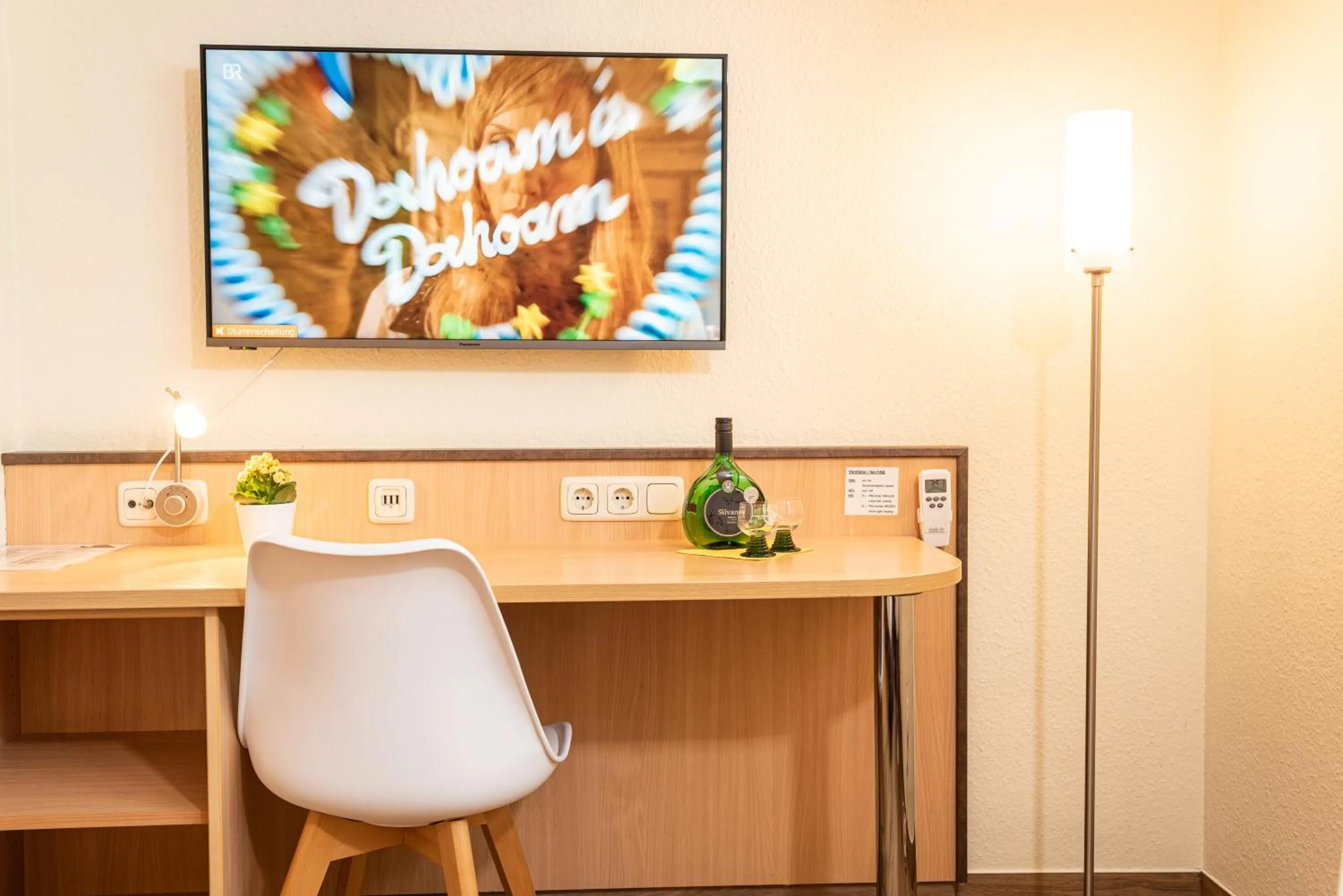 Photo of the whole room in Hotel Am Wiesenweg l 24h check-in