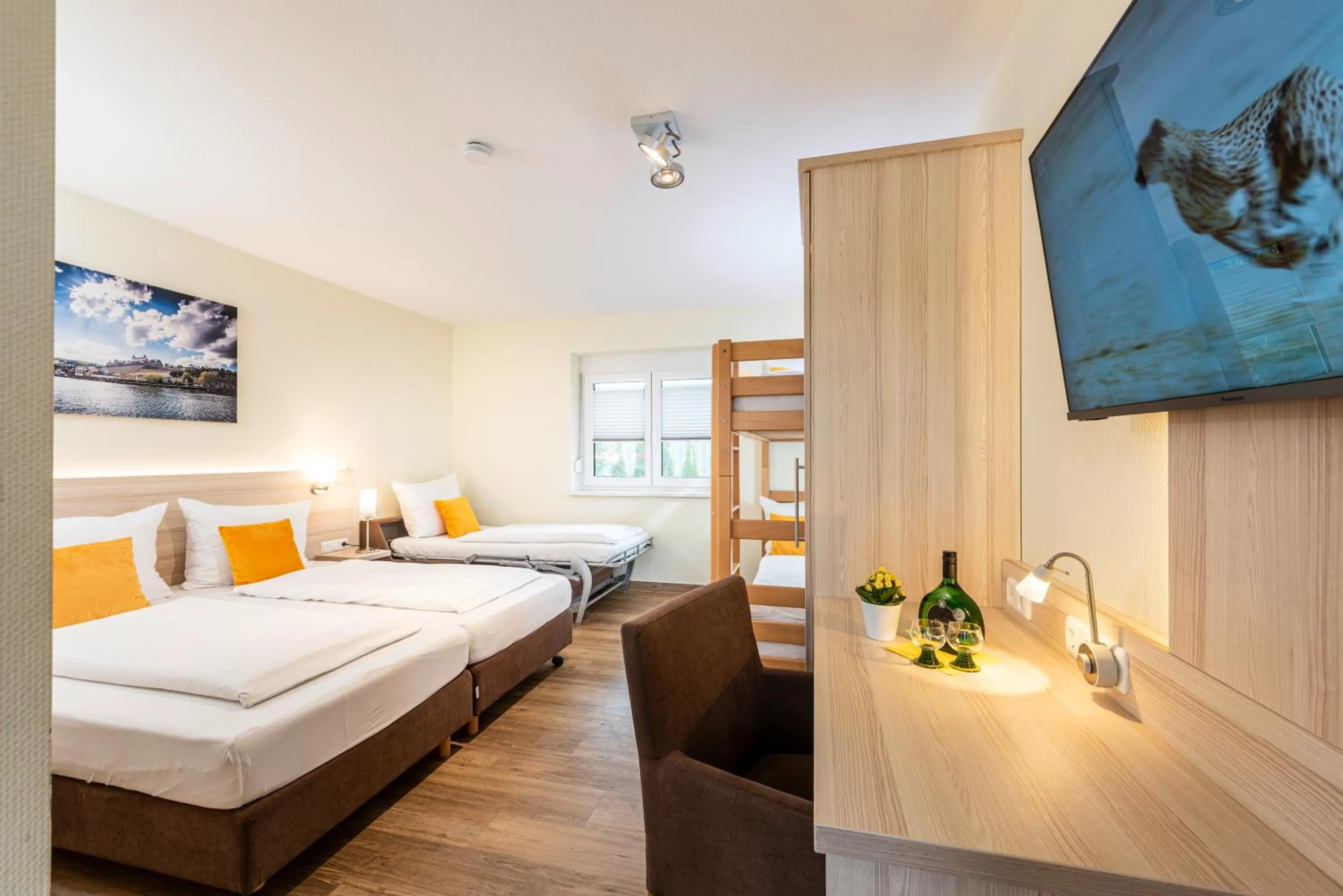 Photo of the whole room, Bed in Hotel Am Wiesenweg l 24h check-in