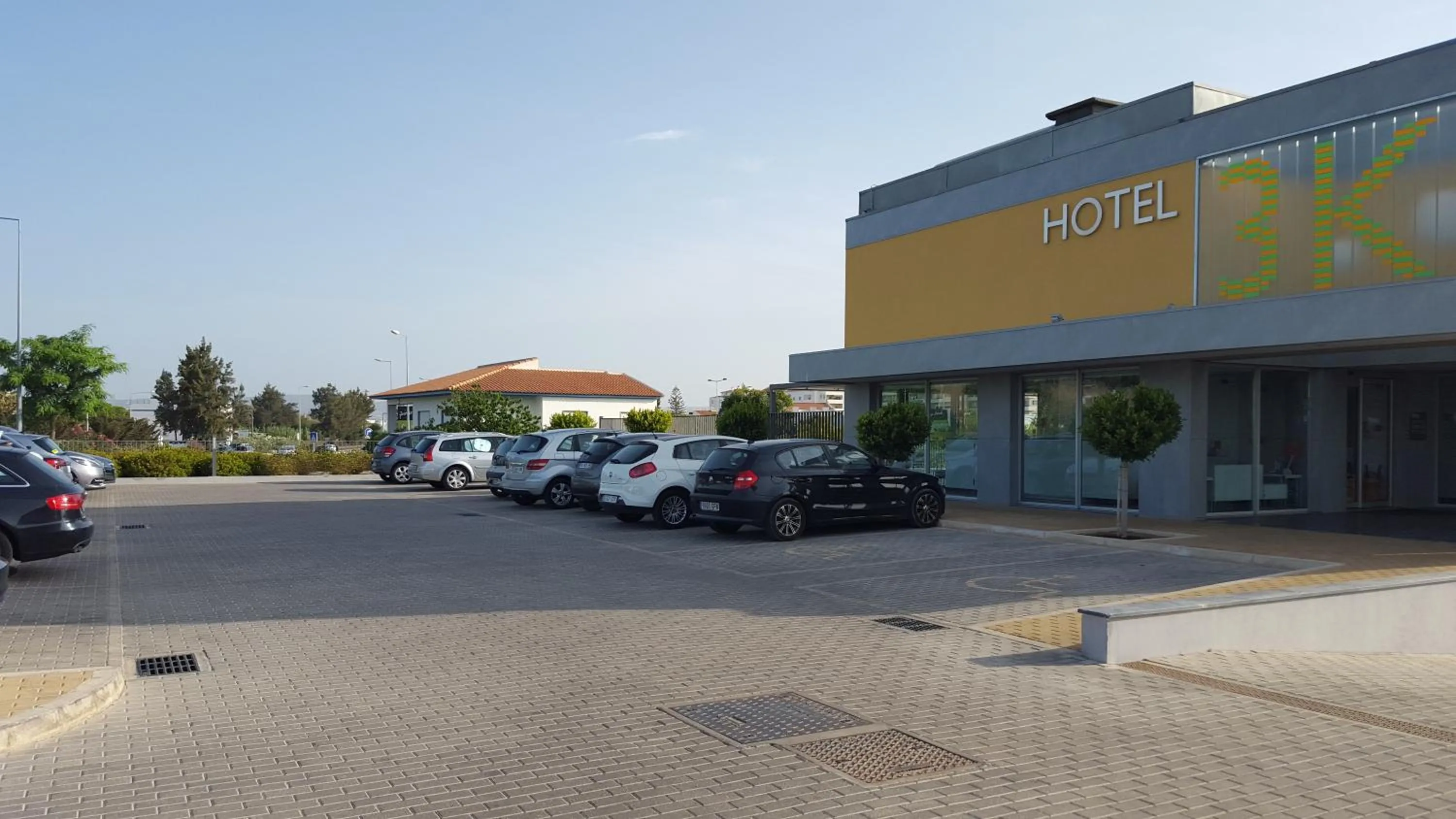 Parking in Hotel 3K Faro Aeroporto